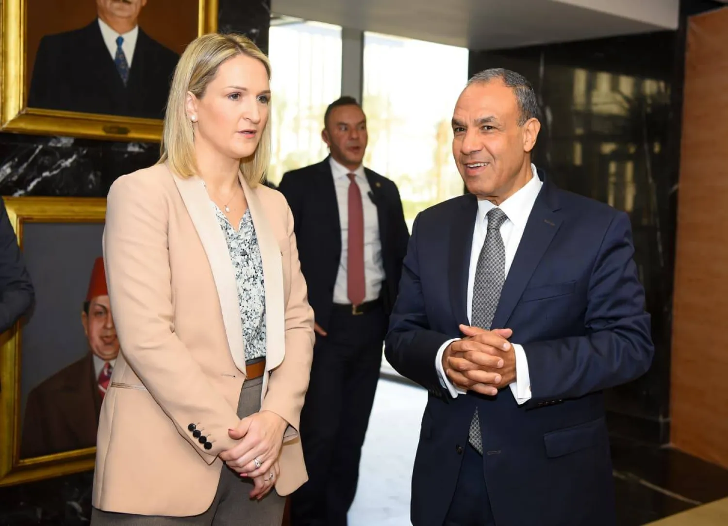 وزير الخارجية المصري بدر عبد العاطي أثناء استقباله وزيرة خارجية آيرلندا هيلين ماكينتي في القاهرة يوم الاثنين (الخارجية المصرية)
