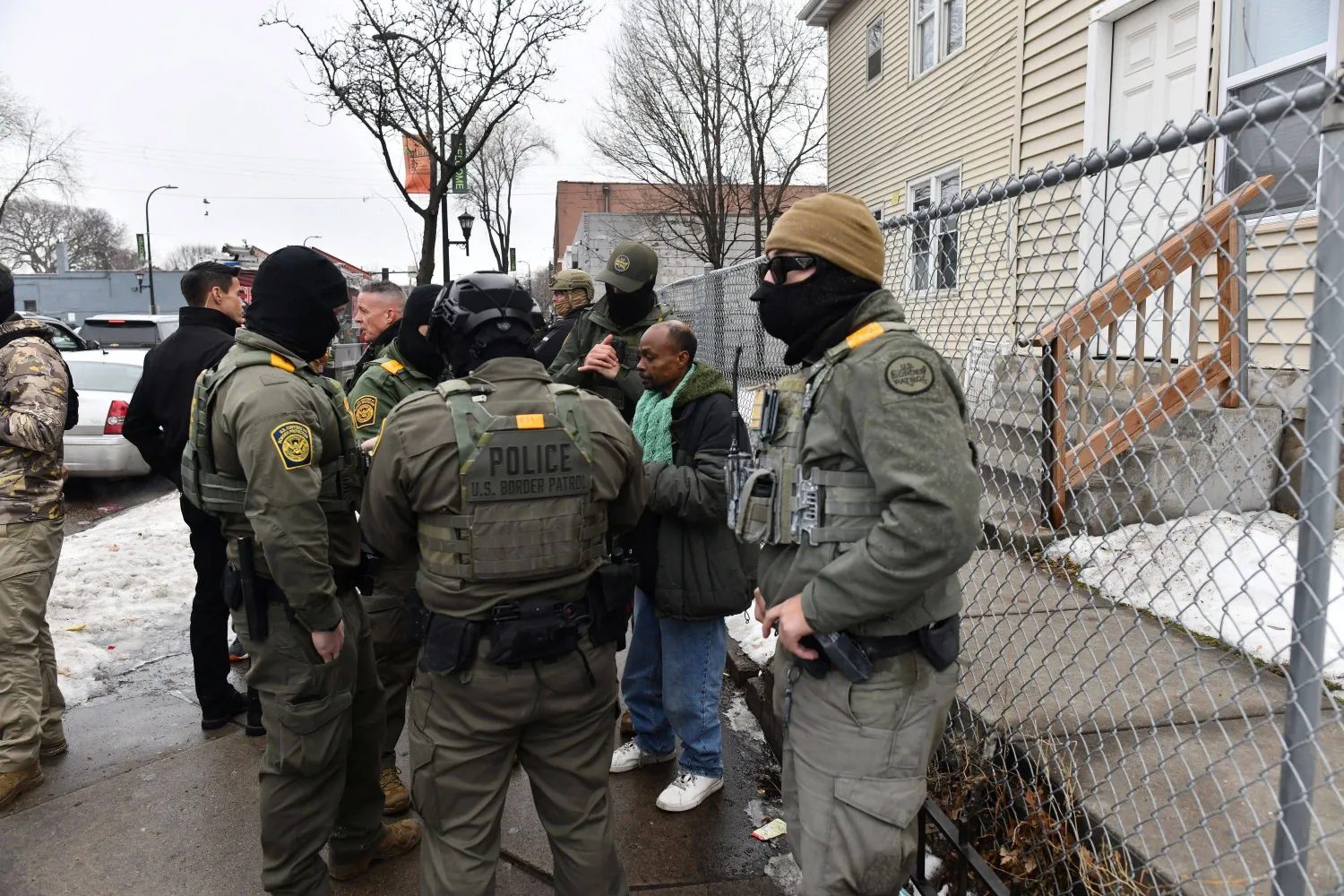 عناصر من دوريات الحدود الأميركية يقومون باحتجاز رجل من أصل صومالي في مدينة مينيابوليس بولاية مينيسوتا الأميركية 8 يناير 2026 (أ.ف.ب)