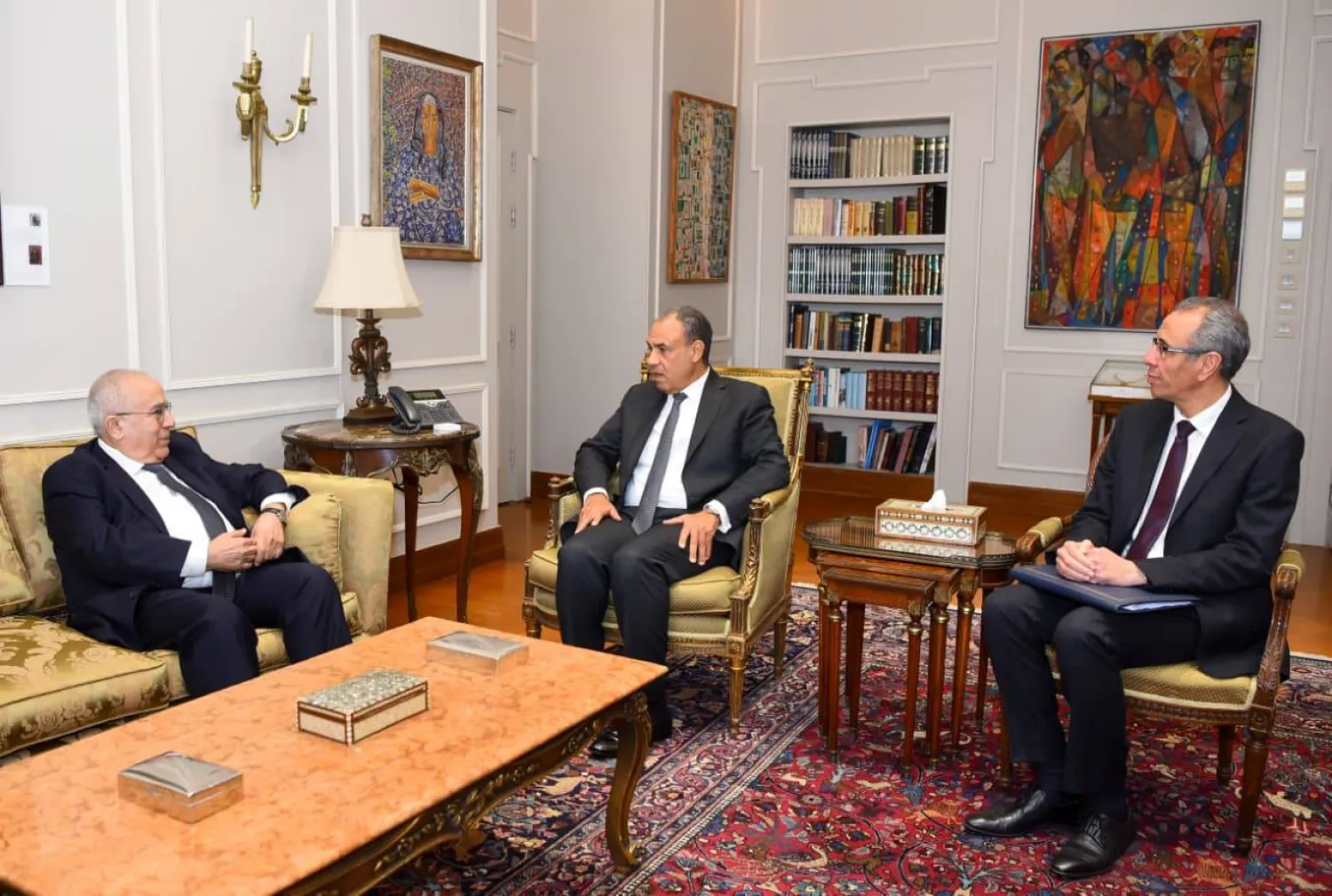 وزير الخارجية المصري بدر عبد العاطي خلال لقائه المبعوث الأممي للسودان رمطان لعمامرة (الخارجية المصرية)
