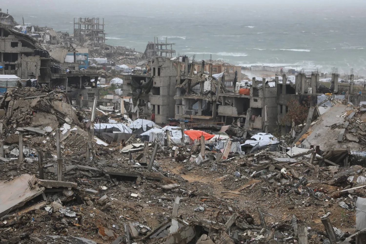 مبانٍ مدمرة في مدينة غزة شمال القطاع يوم الثلاثاء (د.ب.أ)