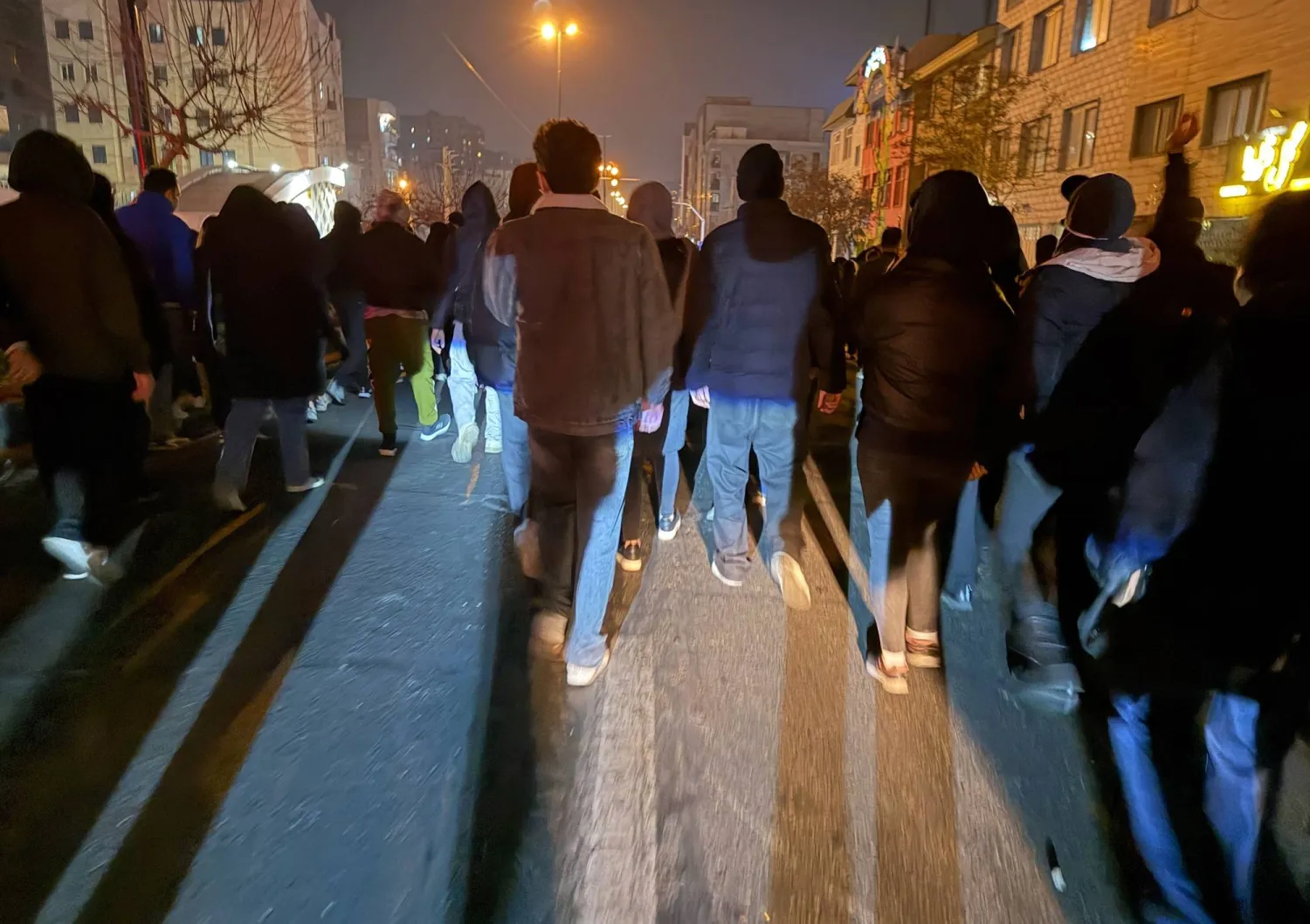  إيرانيون في مظاهرة مناهضة للحكومة في طهران 8 يناير 2026 (أ.ب)