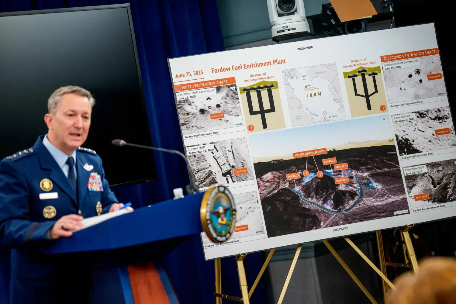 ABD Genelkurmay Başkanı General Dan Keane, Pentagon'da düzenlediği basın toplantısında İran’daki nükleer tesislere düzenlenen saldırıların sonuçlarını açıklarken, 26 Haziran (AFP)