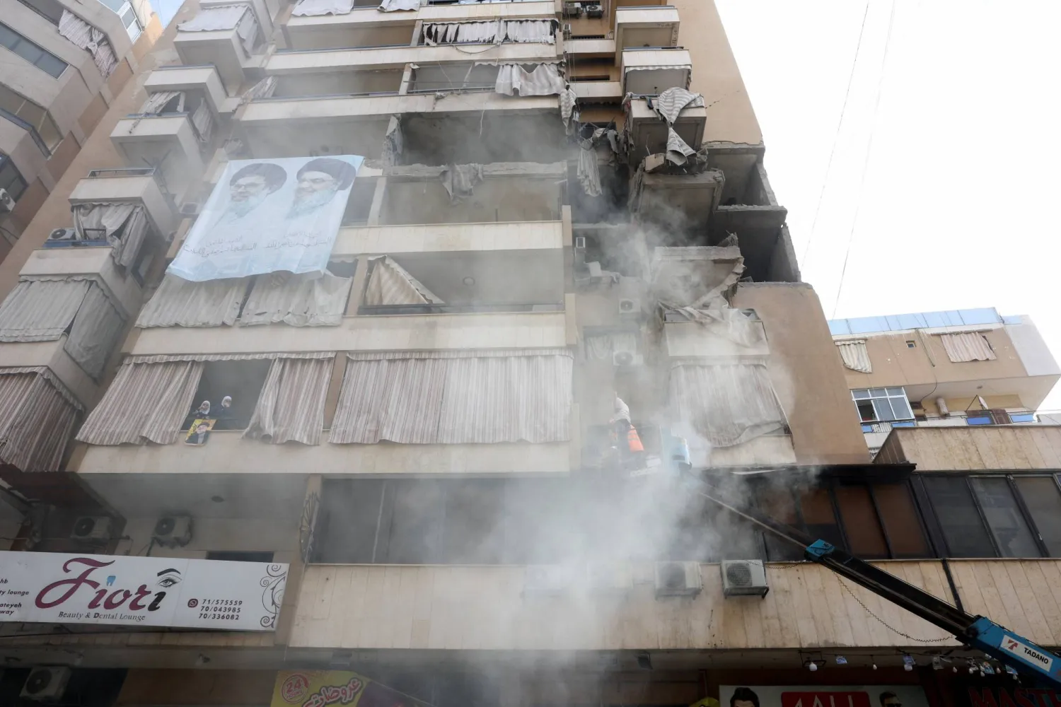 صورة للأمينين العامّين السابقين لـ«حزب الله» حسن نصر الله وهاشم صفي الدين على مبنى استُهدف في عملية اغتيال القيادي هيثم الطبطبائي في الضاحية الجنوبية لبيروت (أرشيفية - رويترز)