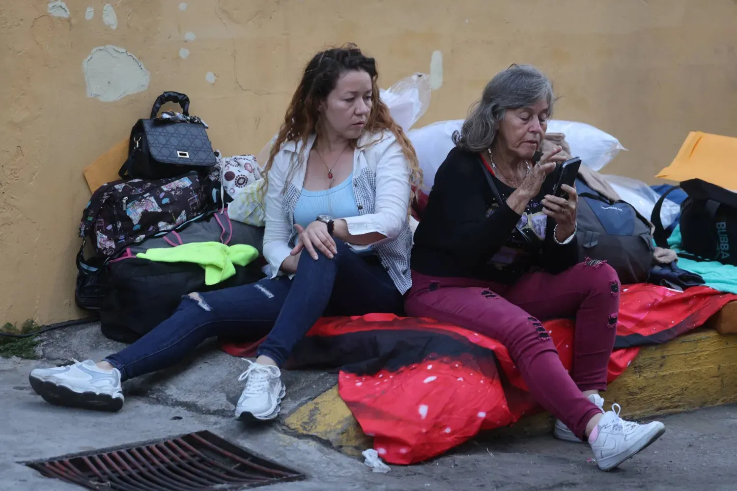 Siyasi tutukluların yakınları, Karakas'ta sevdiklerinin serbest bırakılmasını bekliyor (EPA)