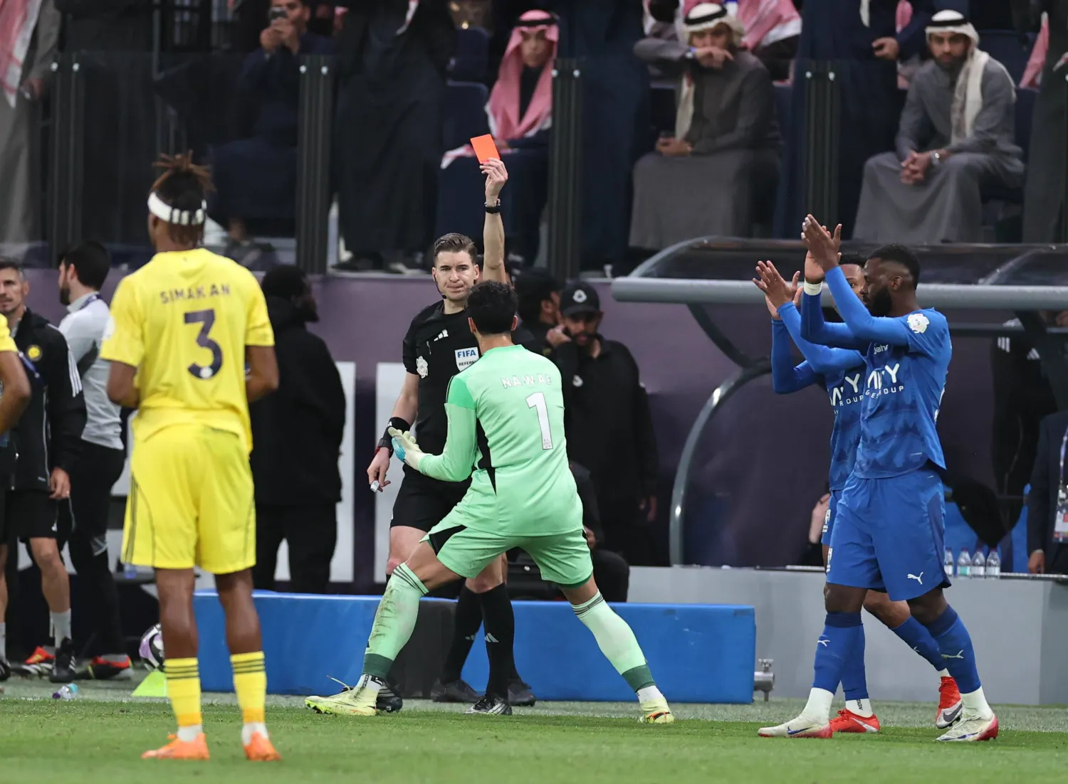 نواف العقيدي وضع فريقه في موقف محرج بعد الطرد (سعد العنزي)