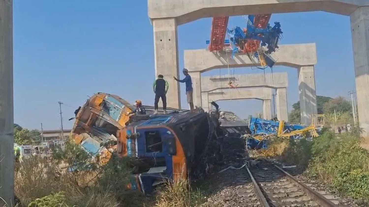 Tayland'ın kuzeyinde bir demiryolu hattında vinç devrilmesi sonucu meydana gelen tren kazasından (yayınlanan fotoğraf)