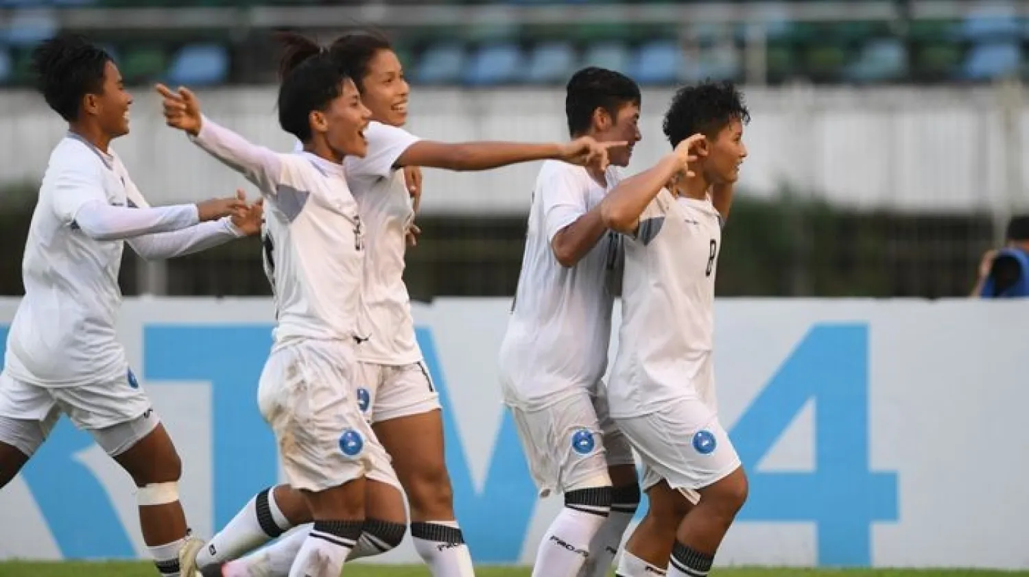 لاعبات وستاليون لاجونا الفلبيني يحتفلن بالتأهل إلى الأدوار الإقصائية لدوري أبطال آسيا للسيدات (الاتحاد الآسيوي)
