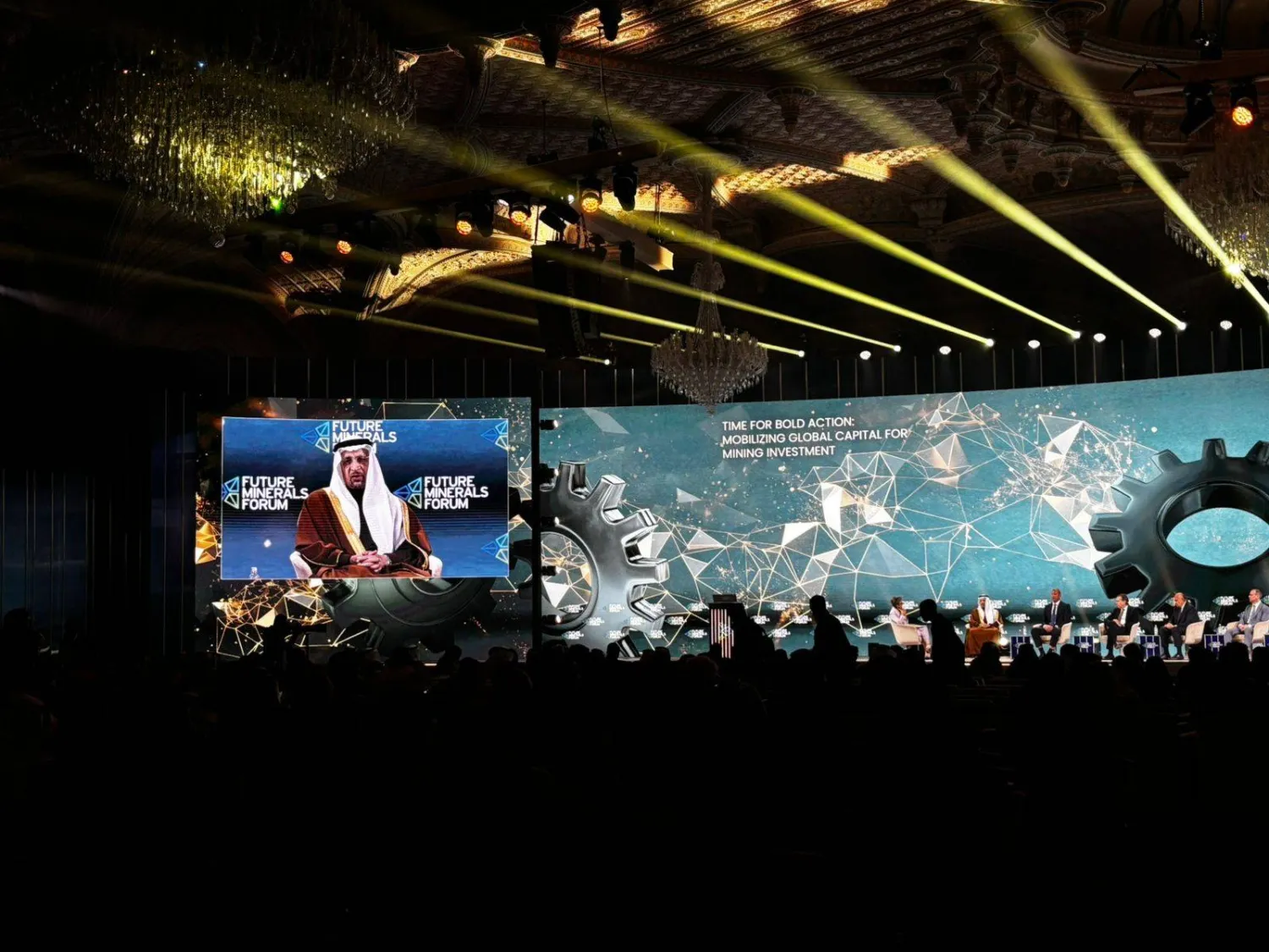 الفالح متحدثاً في جلسة خلال مؤتمر التعدين الدولي (الشرق الأوسط)