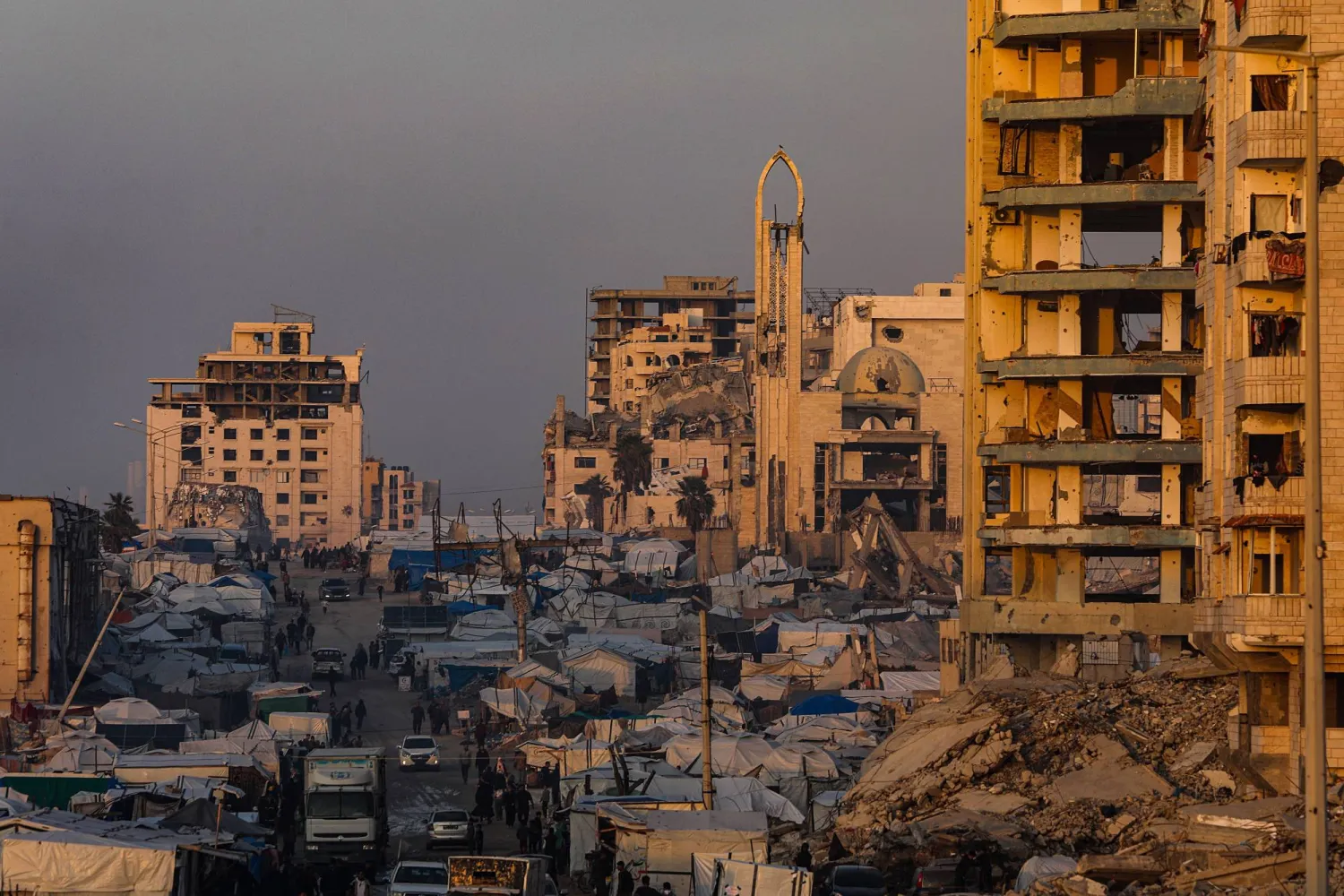  Internally displaced Palestinians move between the ruins of destroyed buildings at Al Rashid road in the west of Gaza City on, 06 January 2026, amid a ceasefire between Israel and Hamas. (EPA)