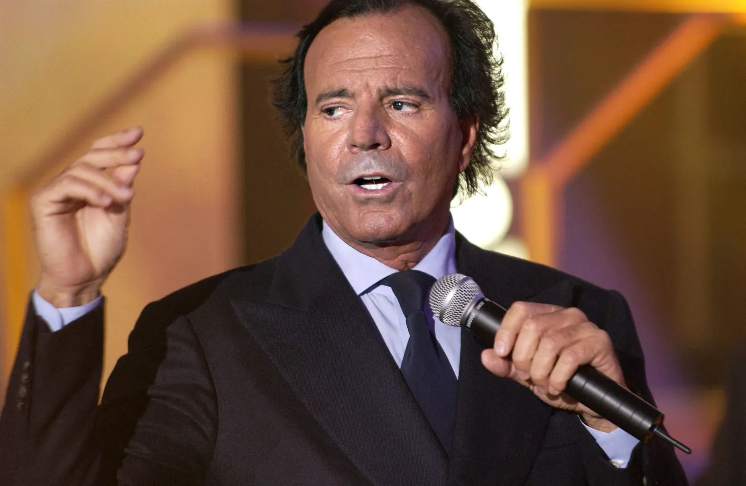 Spanish singer Julio Iglesias sings during the Telethon television program in Paris on December 6, 2003. (AFP)