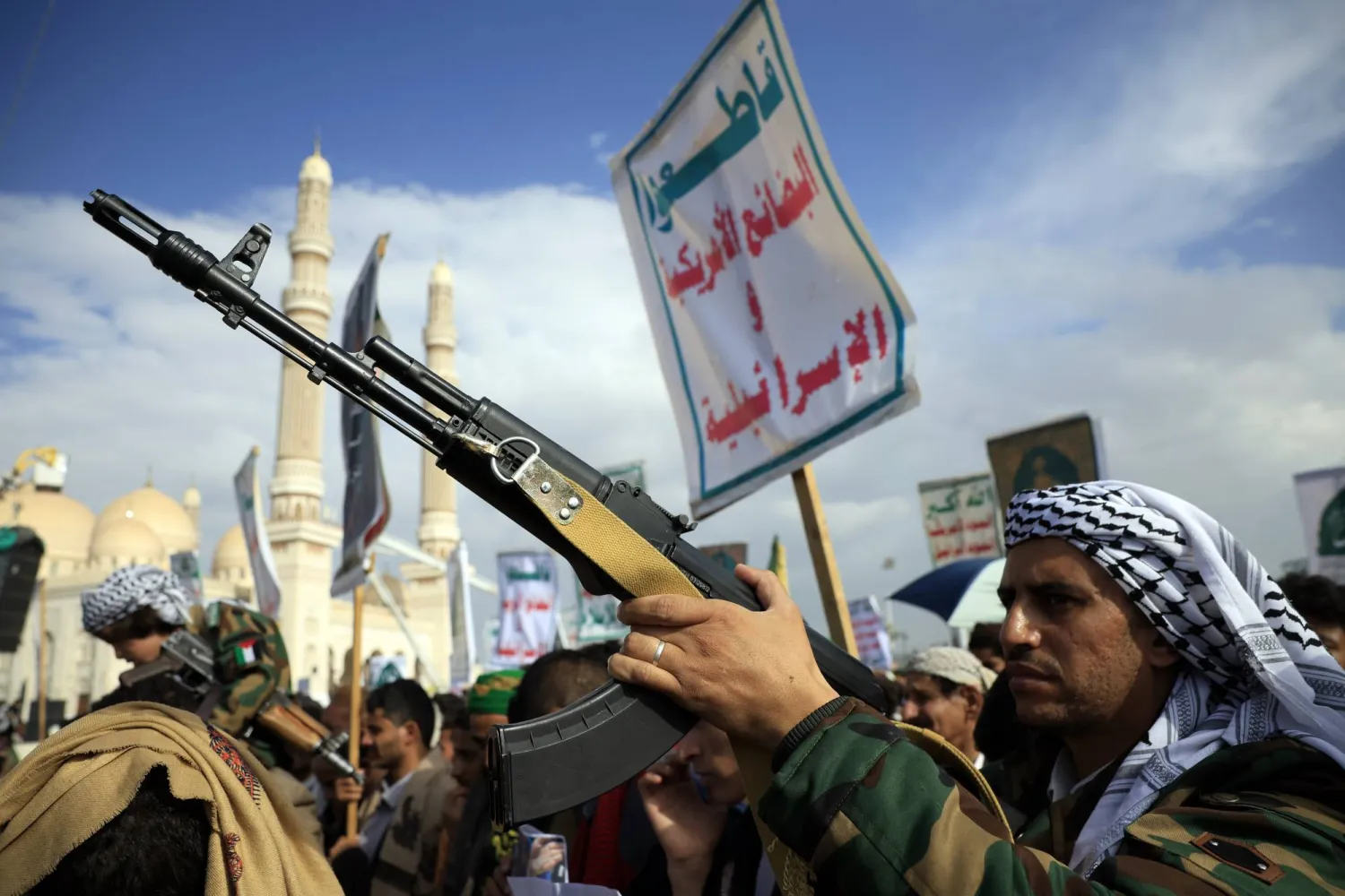 عنصر حوثي في ميدان السبعين بصنعاء خلال حشد للجماعة المتحالفة مع إيران (إ.ب.أ)
