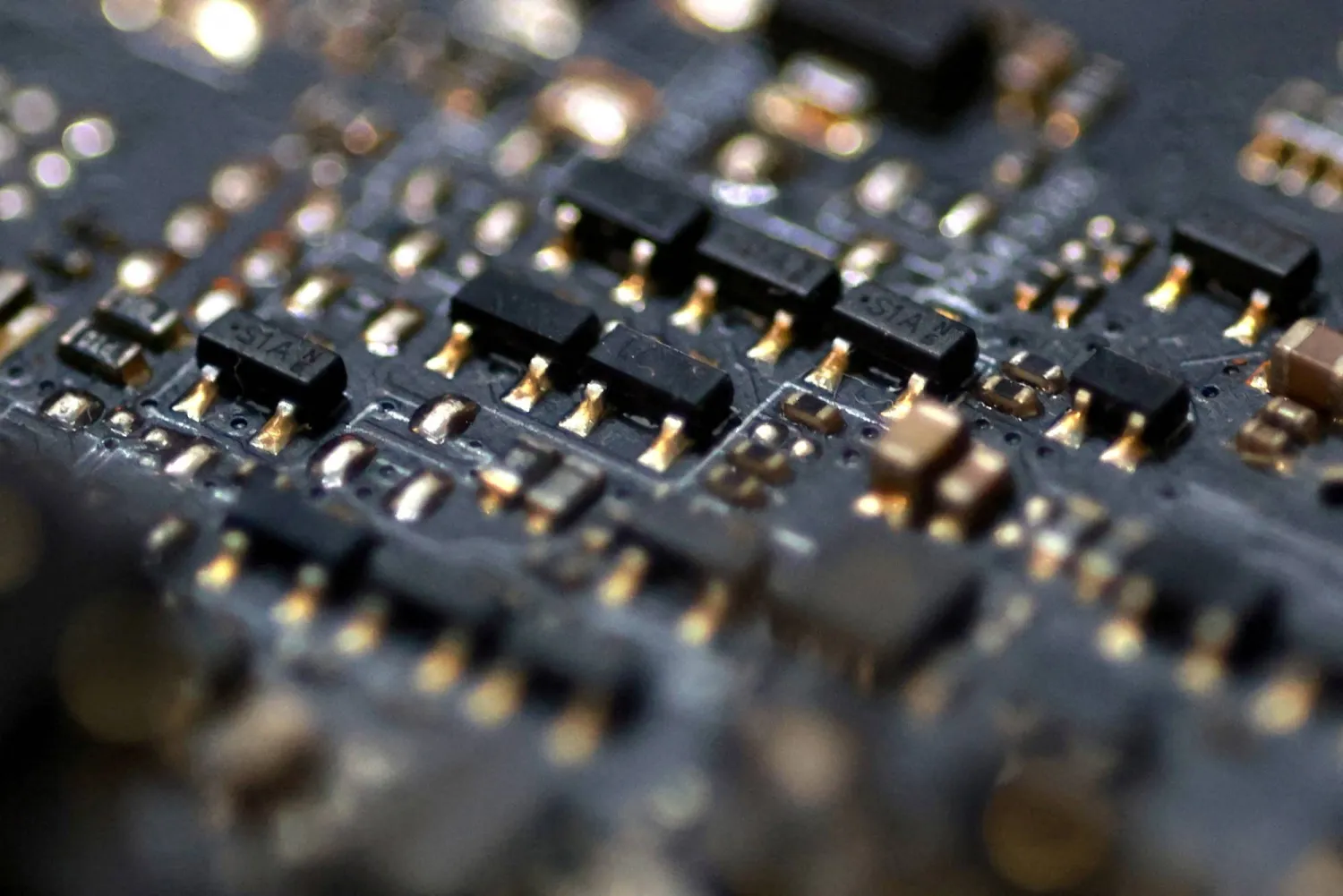 لوحة أم في أحد أجهزة الكومبيوتر (رويترز)