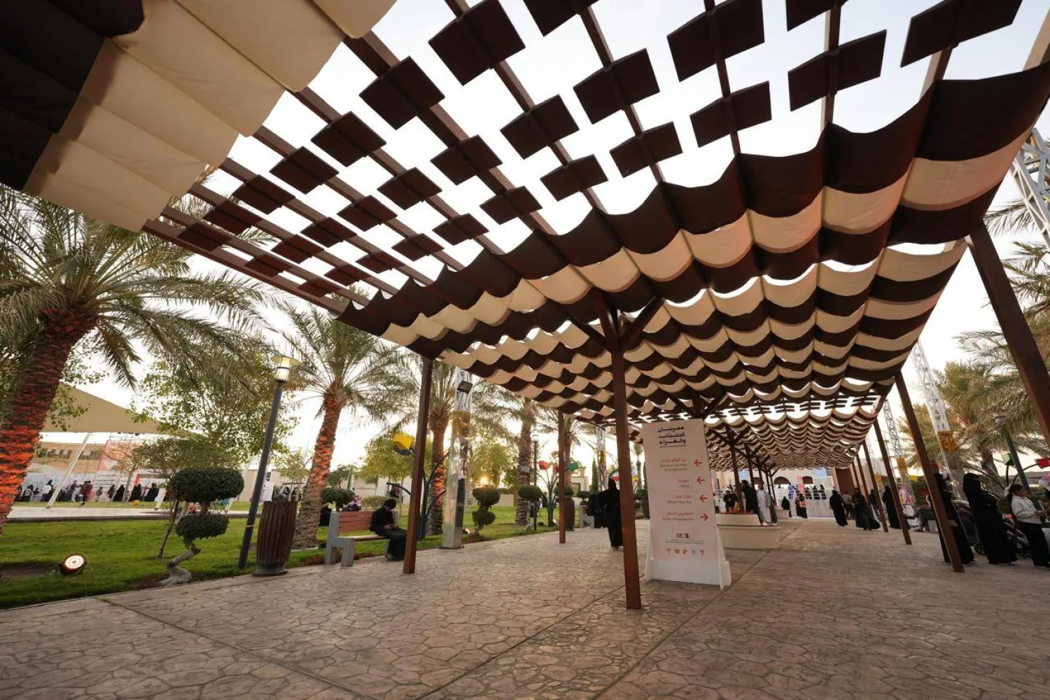 من اللوحات الجمالية مسار الكتب المعلقة في مهرجان الطائف (الشرق الأوسط)