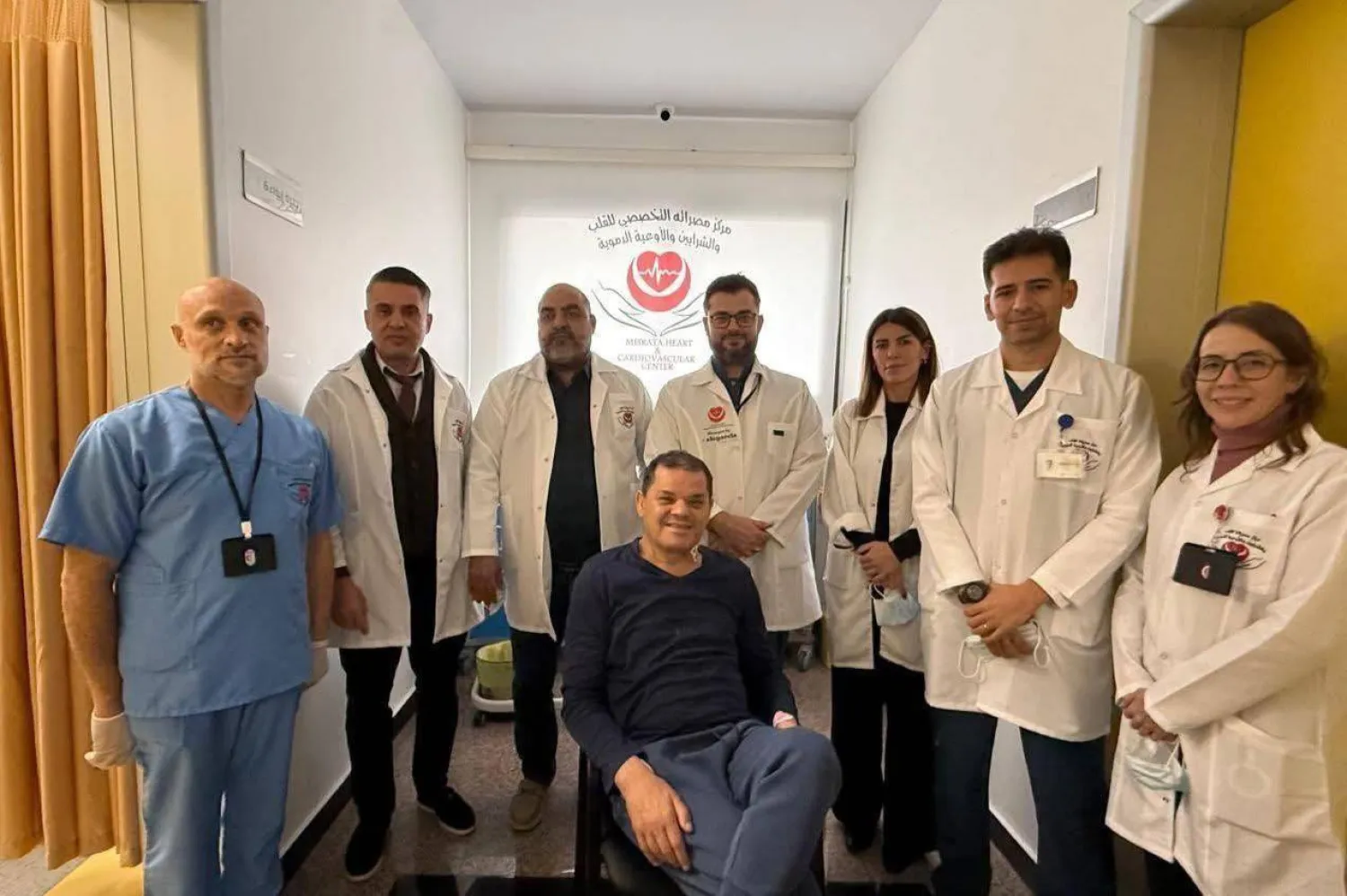 الدبيبة مع فريق طبي ليبي في مركز مصراتة الطبي للقلب (مكتب الدبيبة)