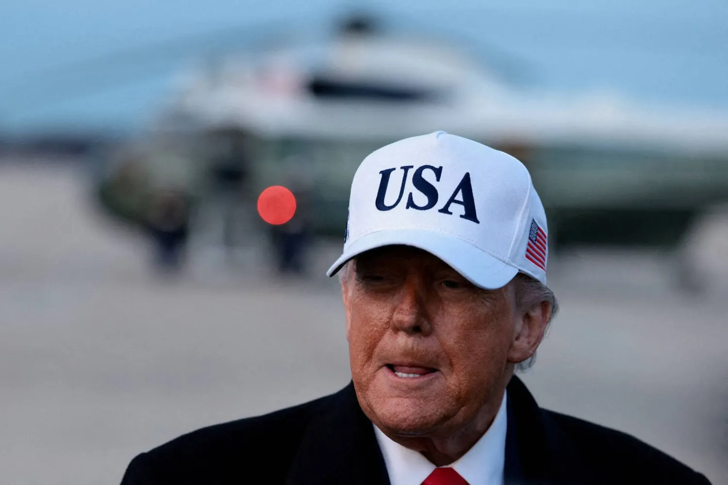 الرئيس الأميركي دونالد ترمب يتحدث إلى الصحافيين في قاعدة أندروز الجوية المشتركة بولاية ماريلاند 13 يناير 2026 (رويترز)