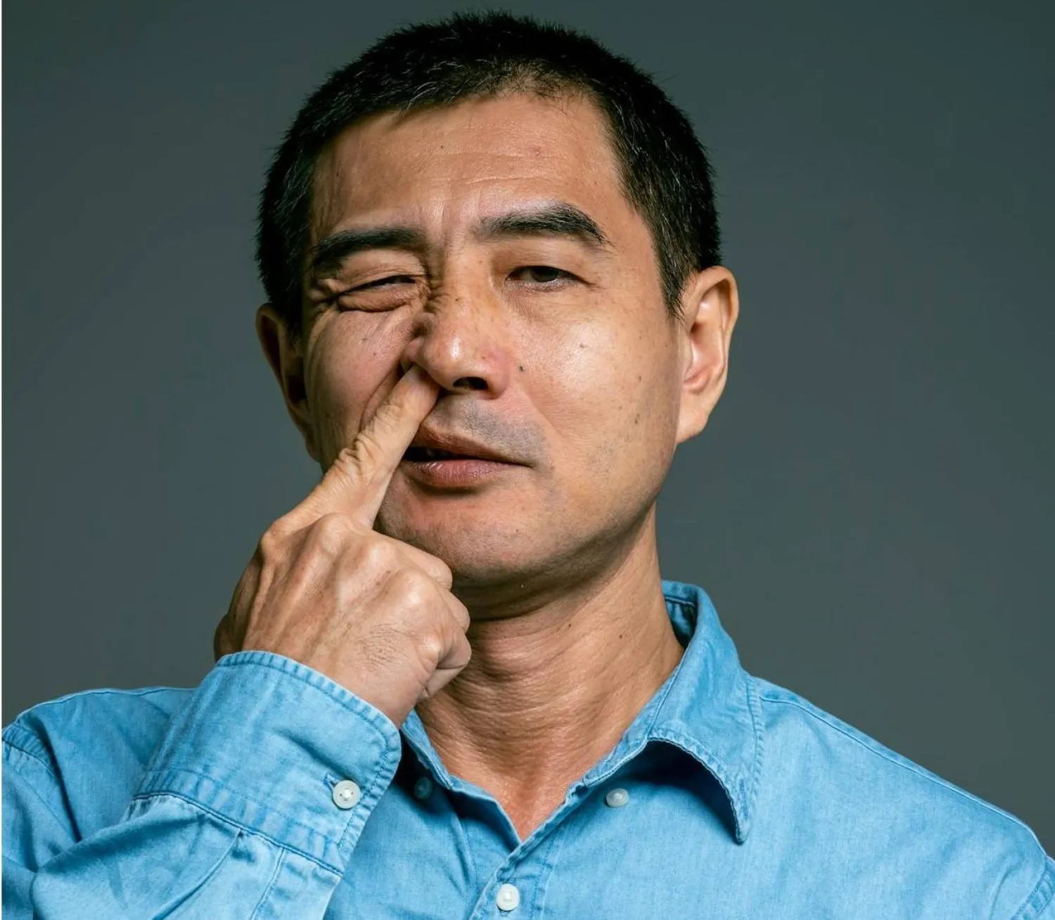 الأصابع المتسخة يمكن أن تنقل البكتيريا إلى داخل الأنف (بيكسلز)