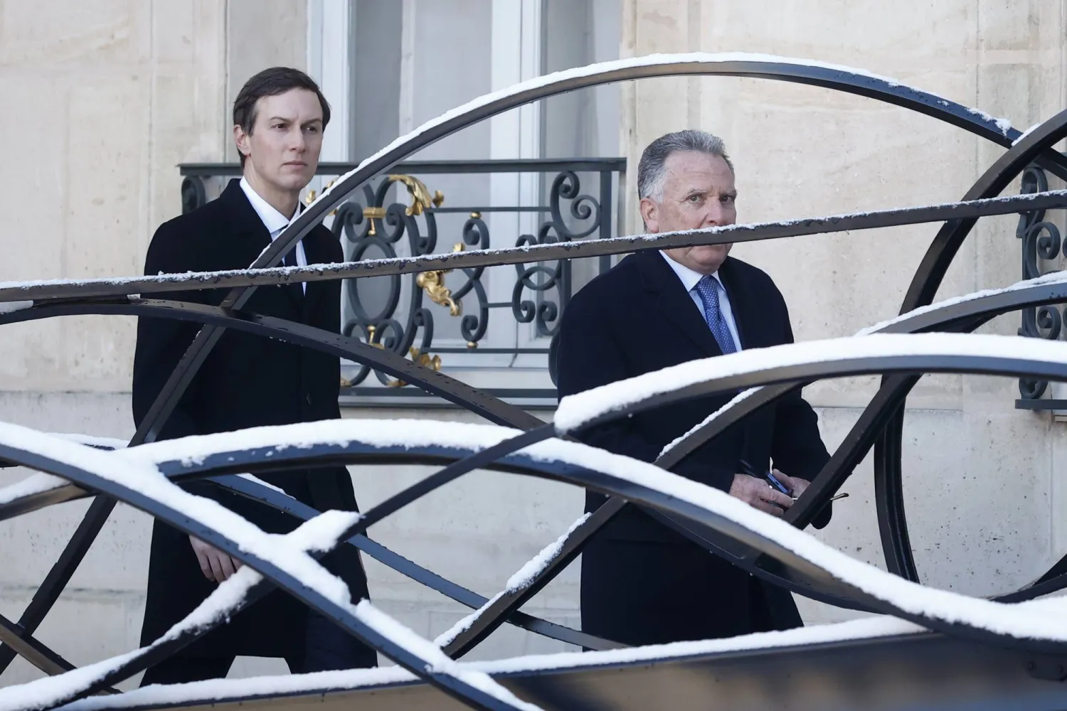 المبعوث الخاص ستيف ويتكوف وجاريد كوشنر صهر الرئيس الأميركي دونالد ترمب يصلان إلى قصر الإليزيه (إ.ب.أ)