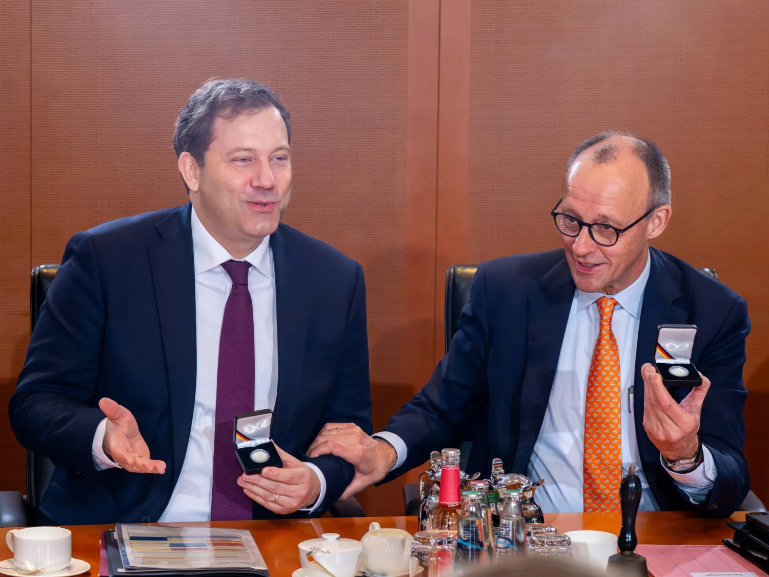 صورة ملتقطة في 14 يناير 2026 في برلين تظهر المستشار الألماني فريدريش ميرتس (يمين) ووزير المالية لارس كلينغبايل في بداية اجتماع مجلس الوزراء (د.ب.أ)