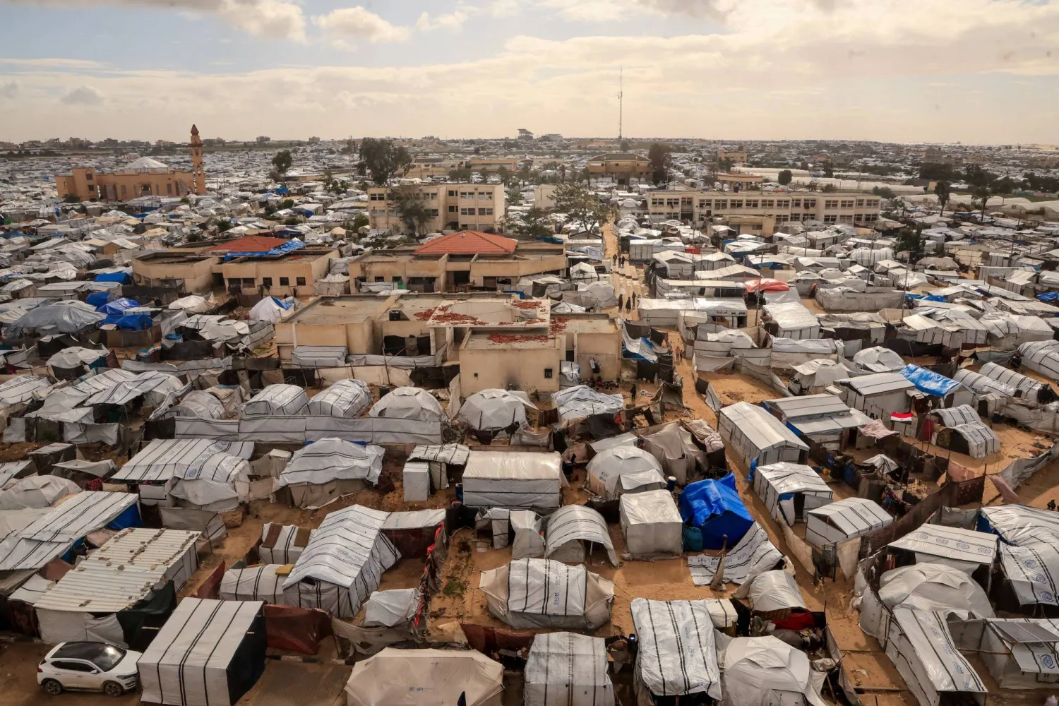 خيم لنازجين فلسطينيين في خان يونس بغزة (رويترز)