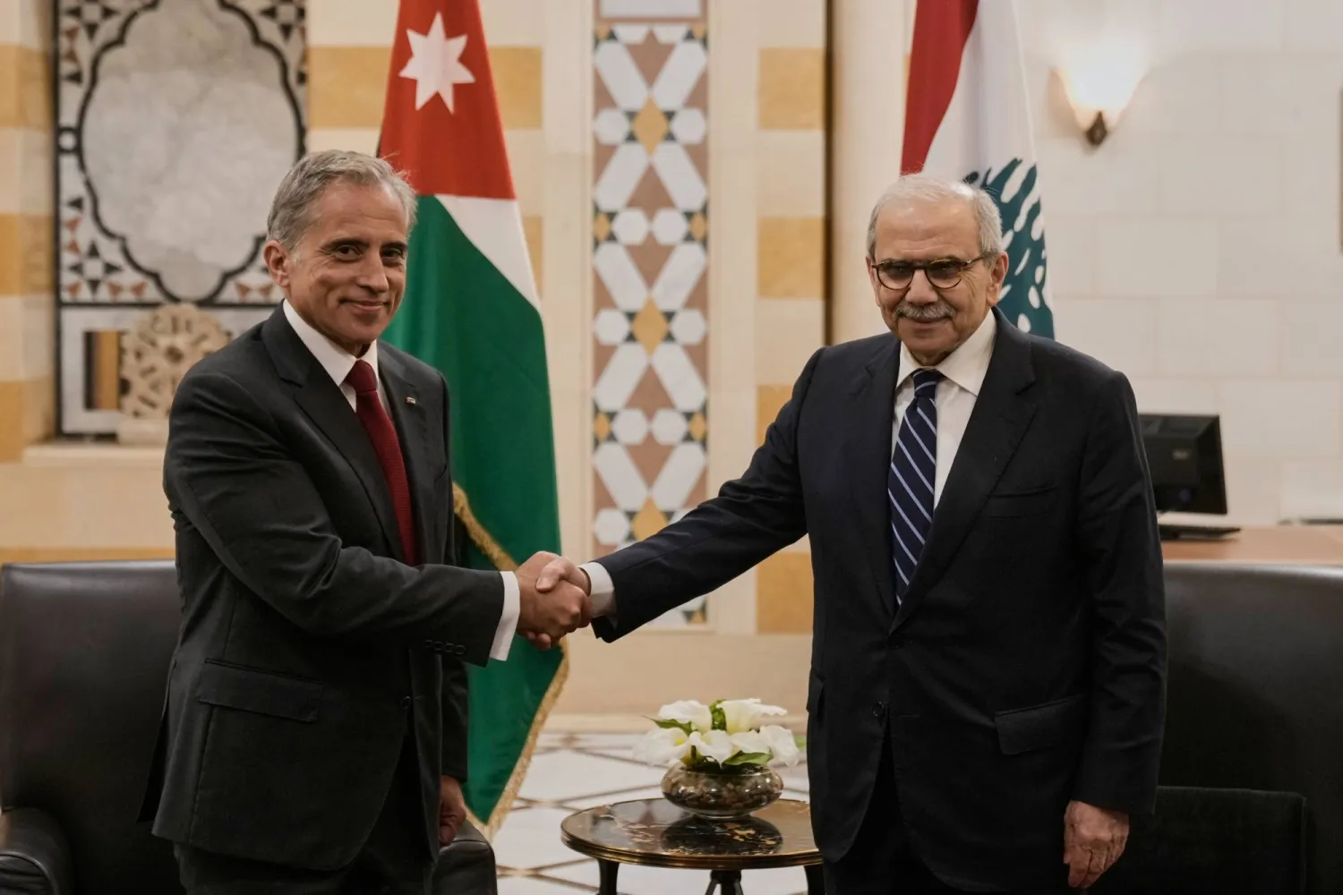 رئيس الحكومة اللبنانية نواف سلام ونظيره الأردني جعفر حسان بعد توقيع الاتفاقيات في بيروت (أ.ب)