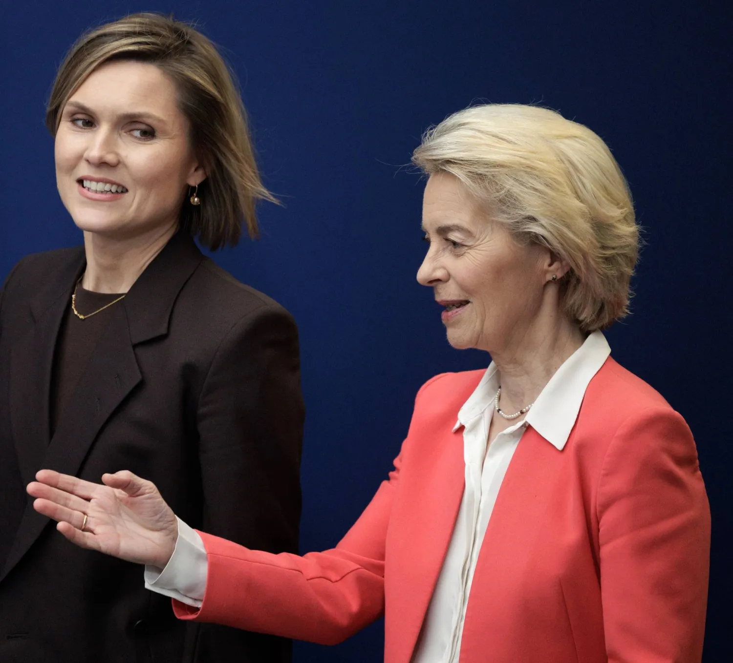 أورسولا فون دير لاين إلى جانب رئيسة حكومة آيرلندا كريسترون فروستدوتير في بروسك (إ.ب.أ)