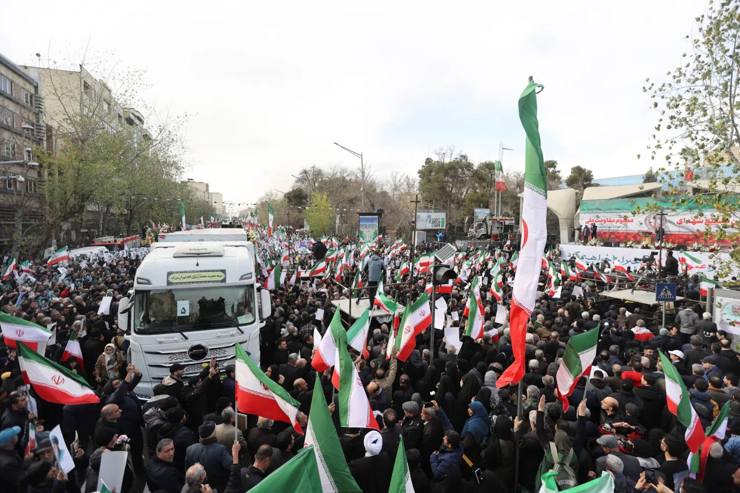 تشييع أفراد قوات الأمن الذين قُتلوا بالاحتجاجات الأربعاء في طهران (رويترز)