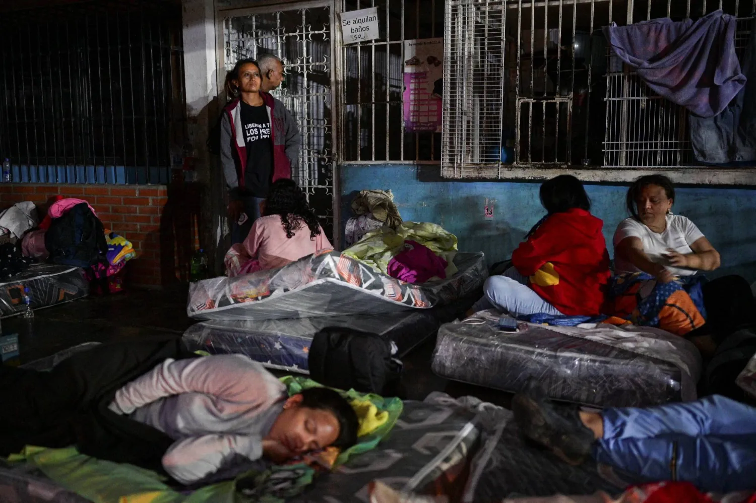 أقارب سجناء سياسيين ينتظرون الإفراج عن ذويهم خارج سجن «إل روديو» في ولاية ميراندا يوم 14 يناير (إ.ب.أ)