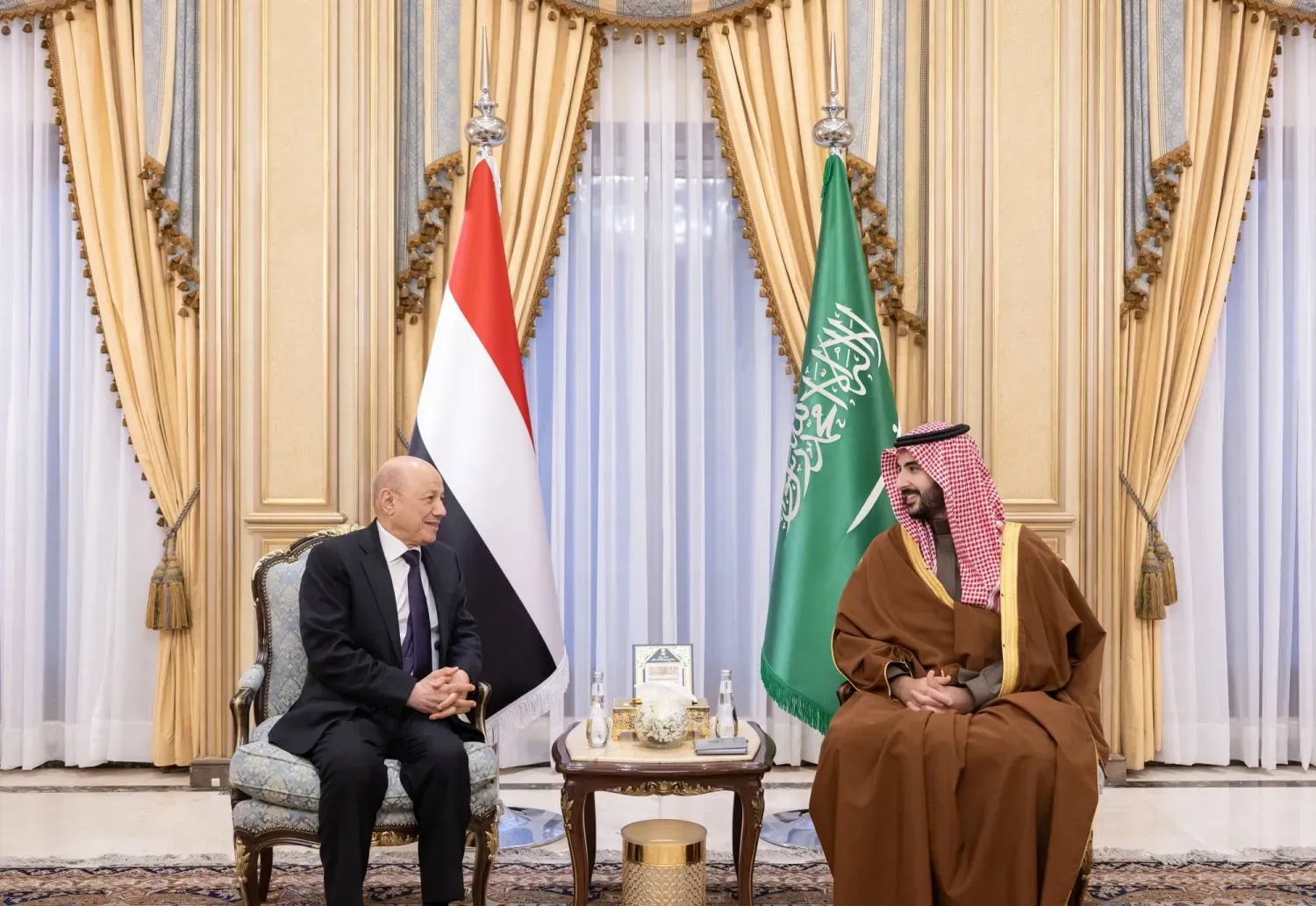 Suudi Arabistan Savunma Bakanı'nın Yemen Başkanlık Konseyi Başkanı ile yaptığı görüşmeden