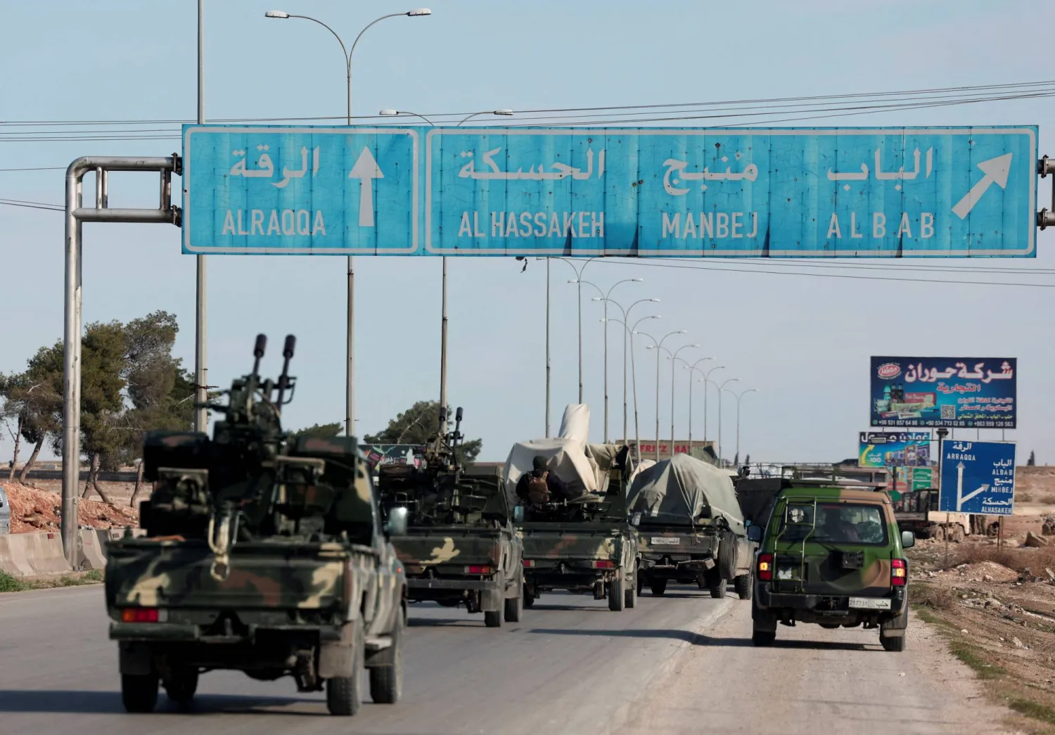  مركبات عسكرية محملة بالجنود الأربعاء ضمن تعزيزات الجيش السوري إلى "جبهة دير حافر" في ريف حلب  14 يناير (رويترز)