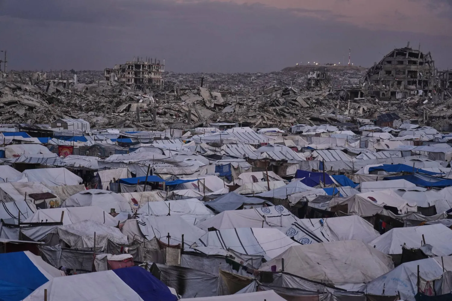  A tent camp for displaced Palestinians stretches across the Zeitoun neighborhood of Gaza City, Wednesday, Jan. 14, 2026. (AP) 