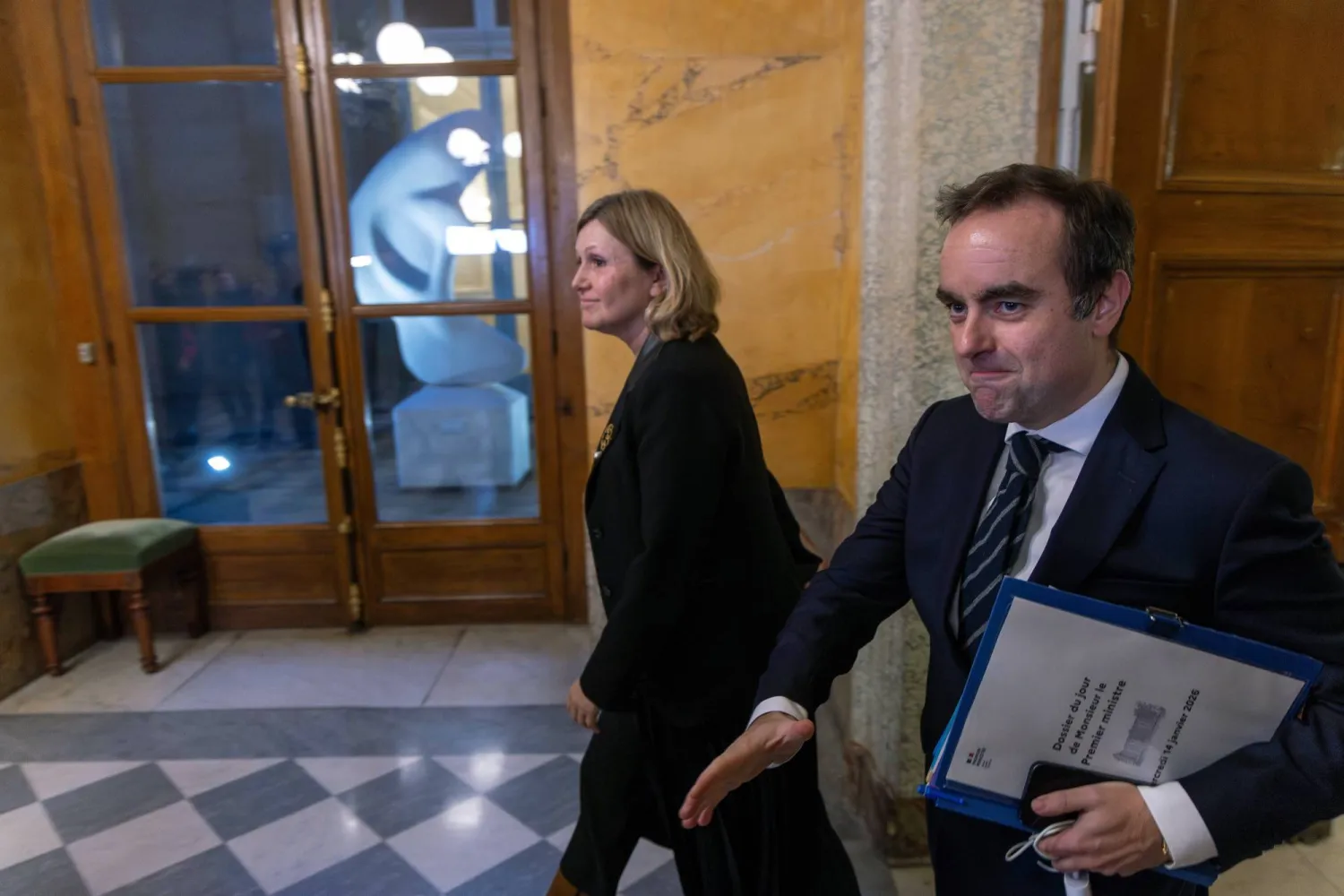 رئيس الوزراء الفرنسي سيباستيان ليكورنو قبل جلسة مناقشة اقتراحين بحجب الثقة عن حكومته (إ.ب.أ)