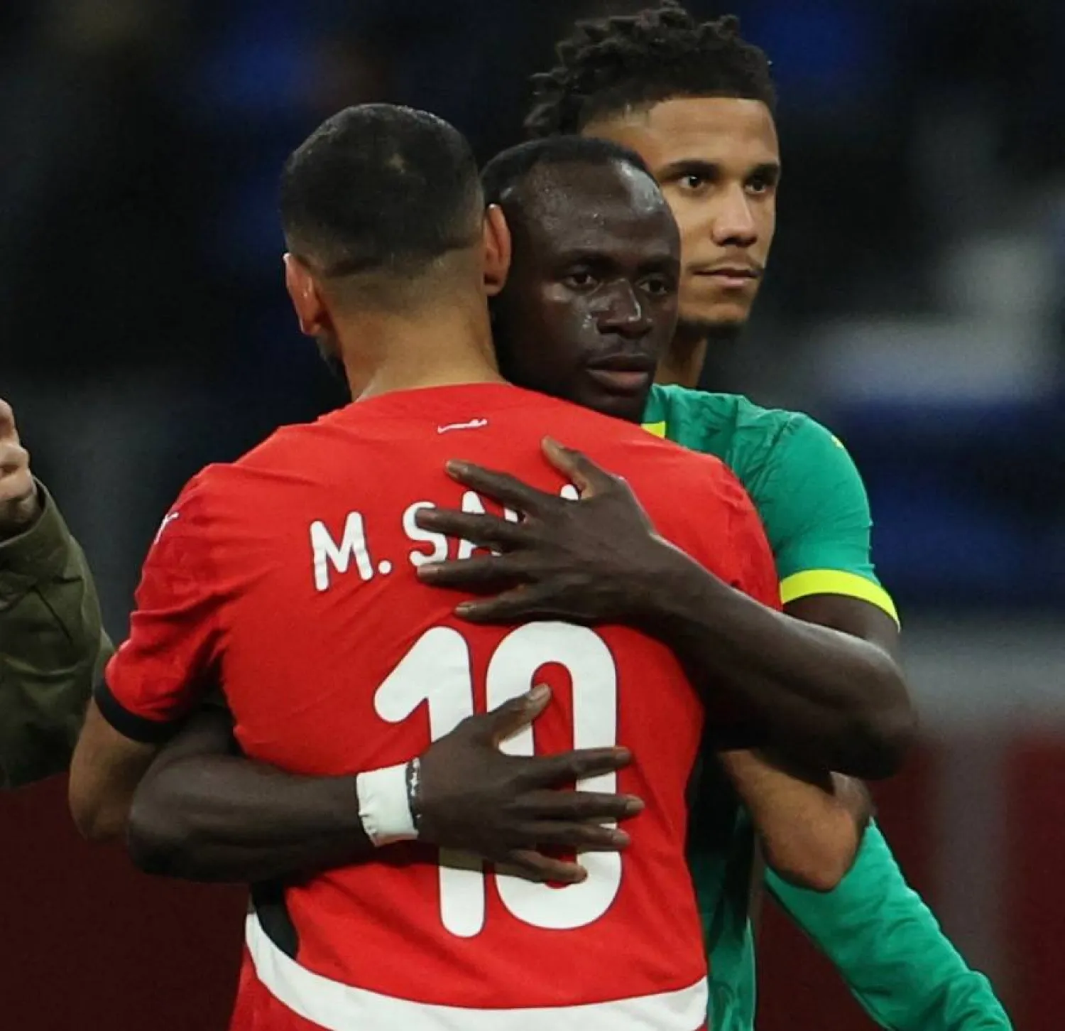 ماني وصلاح في لقطة معبرة بعد نهاية المباراة (رويترز) 