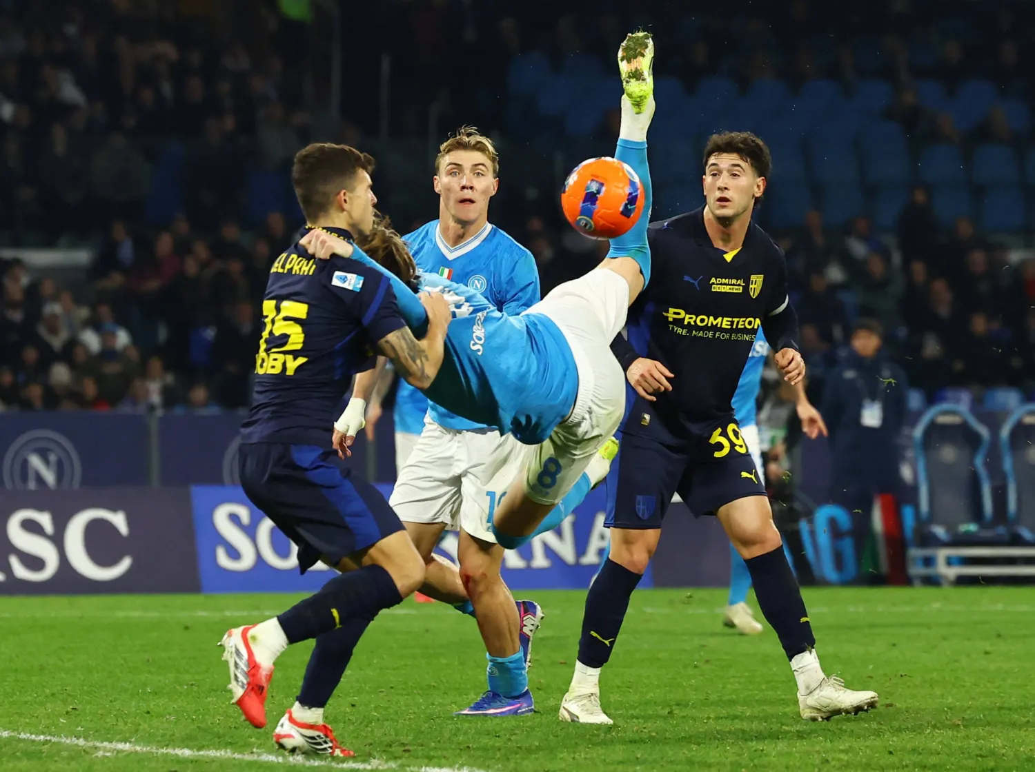 من المواجهة التي جمعت نابولي وبارما (رويترز)