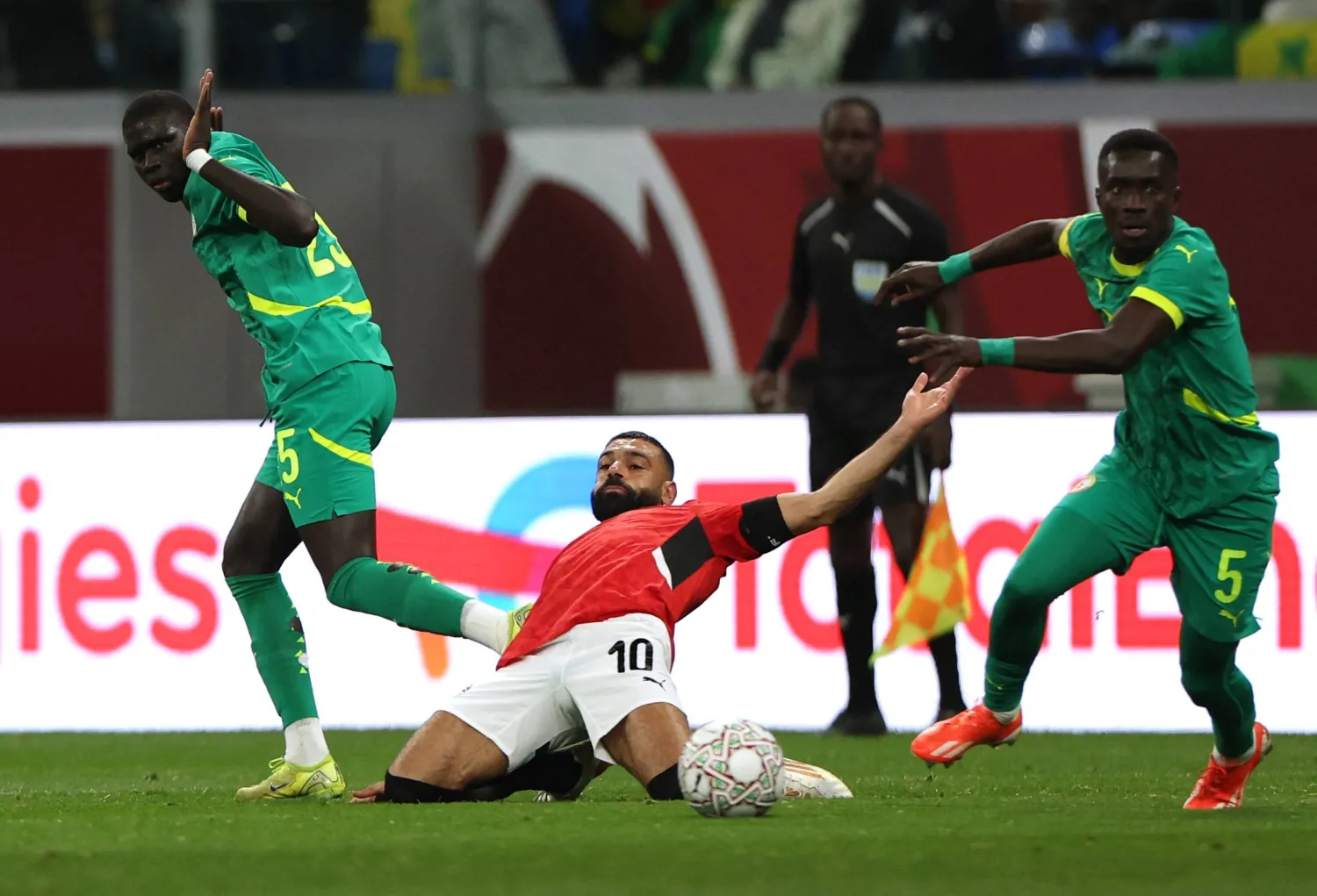 صلاح يتعرض للسقوط في إحدى الهجمات المصرية (رويترز)