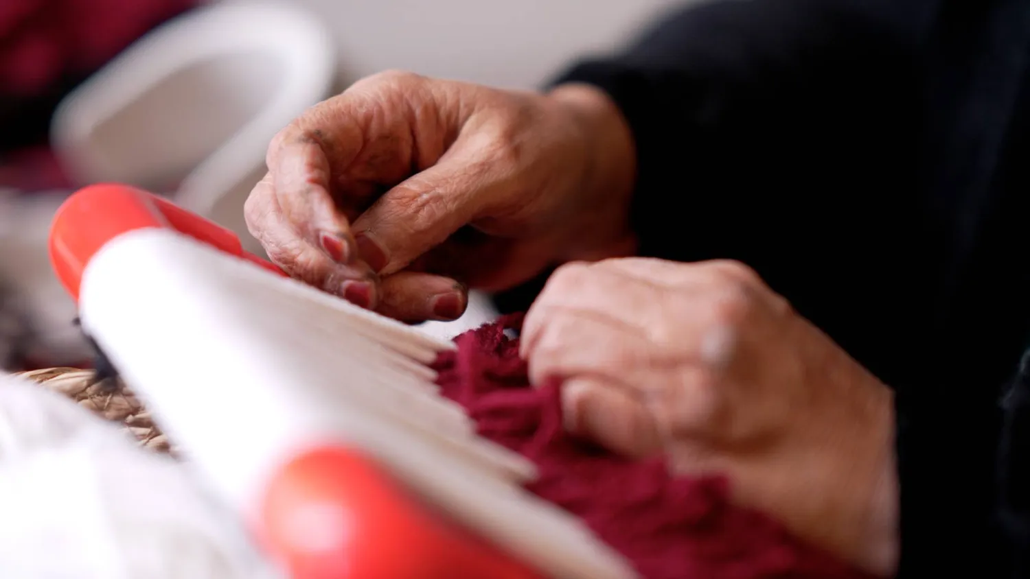 تعاونت شركة «أديداس» مع حِرفيّة «السدو» رشيدة الرشيدي في أربطة الحذاء الرياضي (تصوير: تركي العقيلي)