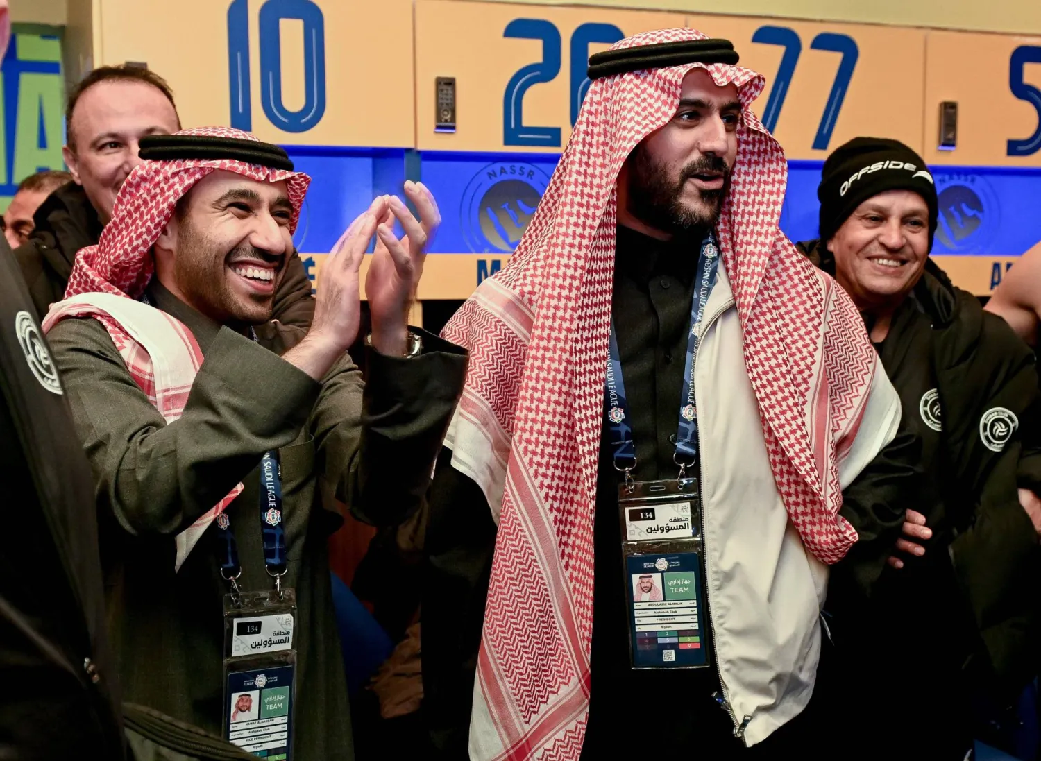 المالك محتفلاً مع لاعبي الشباب بعد الفوز على نيوم (موقع النادي)