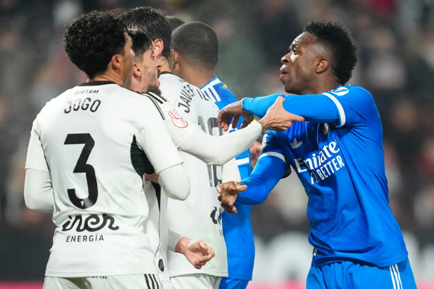 فينيسيوس في شجار مع لاعبي ألباسيتي (أ.ب)