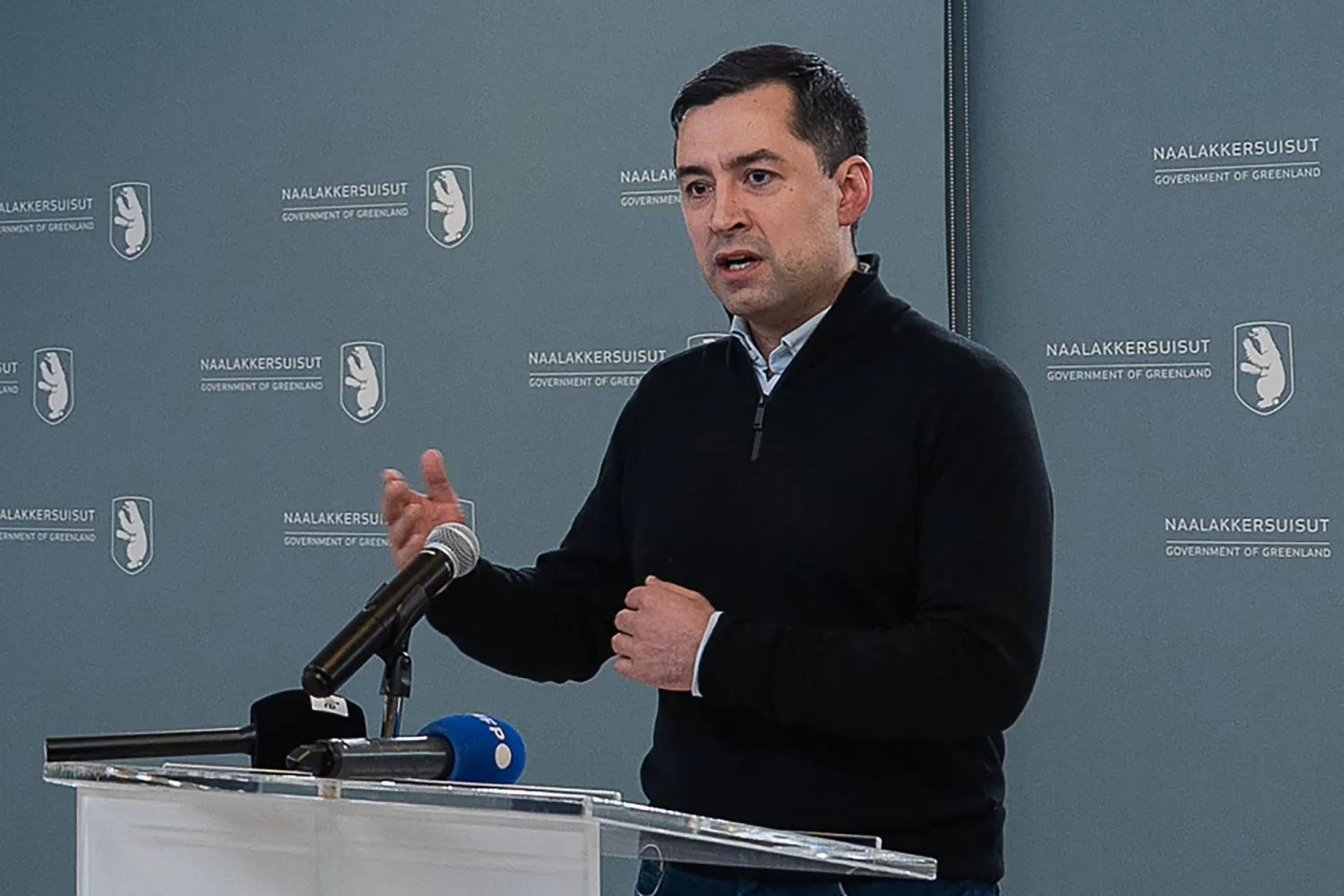 ميوتي إيغيدي  نائب رئيس وزراء غرينلاند خلال مؤتمر صحافي (ا.ف.ب)