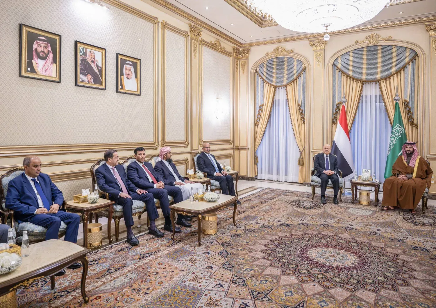 Suudi Arabistan Savunma Bakanı ile Yemen Başkanlık Konseyi Başkanı ve üyeleri arasındaki toplantıdan bir kare