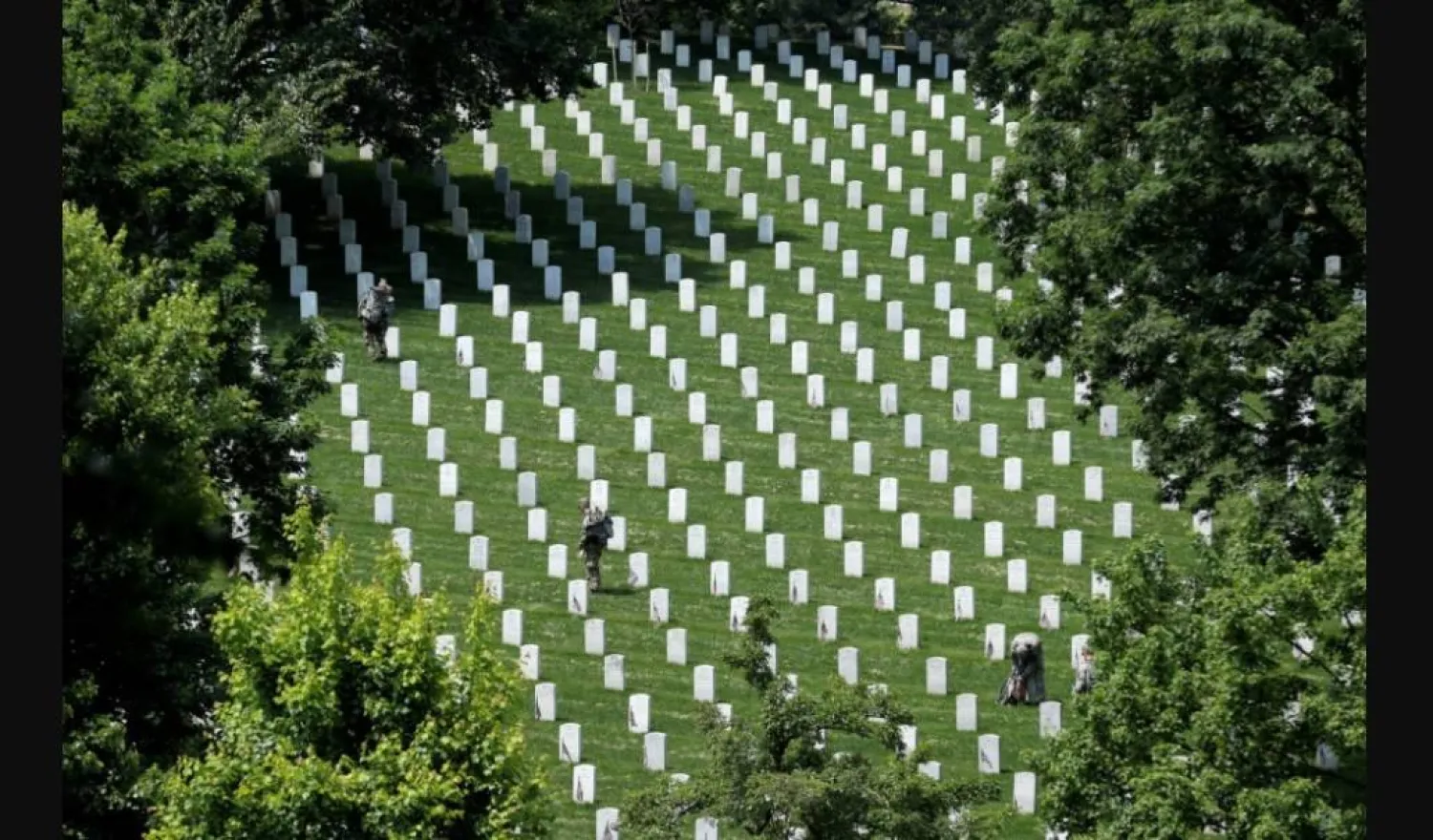 المقبرة الأميركية تحتوي على رفات تعود إلى حرب استقلال الولايات المتحدة (رويترز)