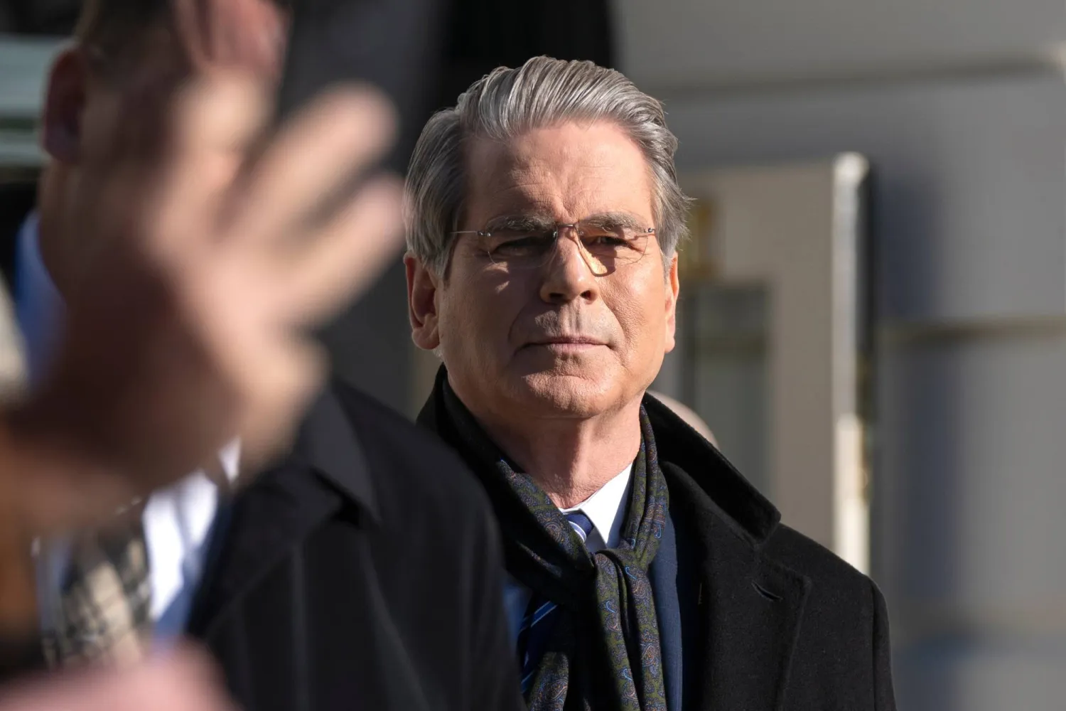 وزير الخزانة سكوت بيسنت يراقب بينما يتحدث الرئيس دونالد ترمب إلى الصحافيين في الحديقة الجنوبية للبيت الأبيض (أ.ب)