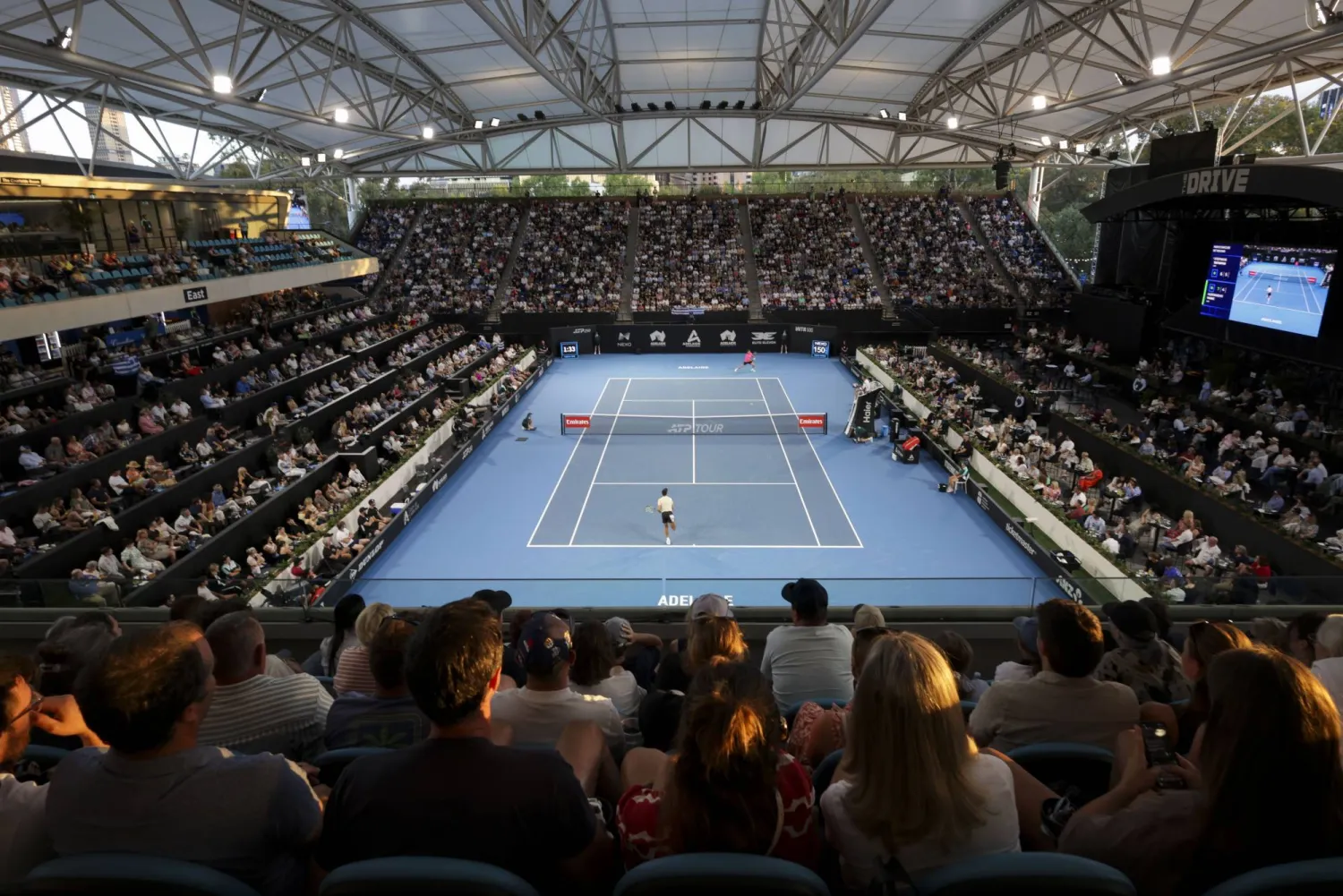 هاوٍ يفجّر المفاجأة في مواجهة نخبة من نجوم كرة المضرب ويحرز جائزة مليون دولار أسترالي (إ.ب.أ)