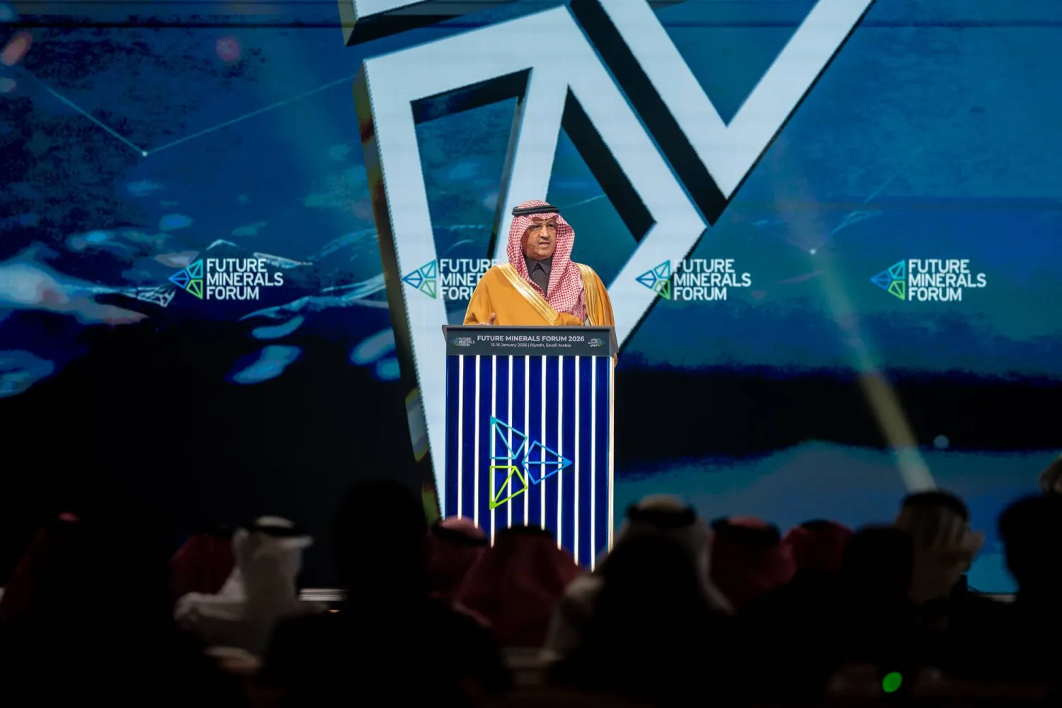 وزير التعليم متحدثاً إلى الحضور في كلمته خلال مؤتمر التعدين الدولي (الشرق الأوسط)