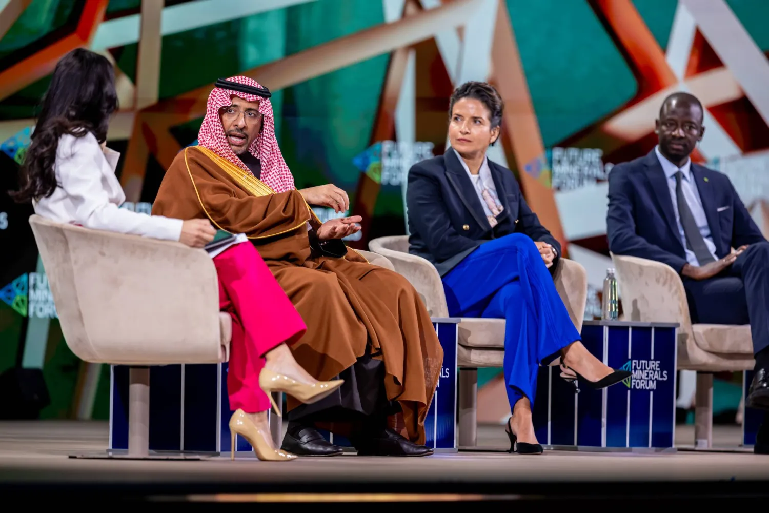 وزير الصناعة والثروة المعدنية متحدثاً للحضور في الجلسة الحوارية على هامش مؤتمر التعدين الدولي (الشرق الأوسط)