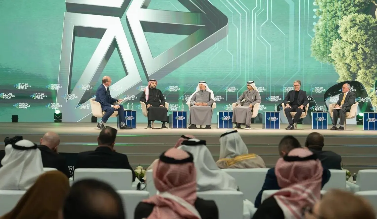 جانب من الجلسة الحوارية على هامش «مؤتمر التعدين الدولي» (الشرق الأوسط)