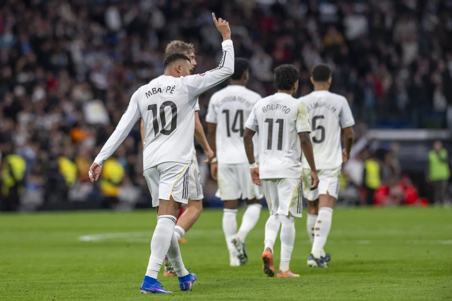 ريال مدريد خلال 72 ساعة فقط يمر بتحوّل درامي من الحلم إلى الانكسار (د.ب.أ)