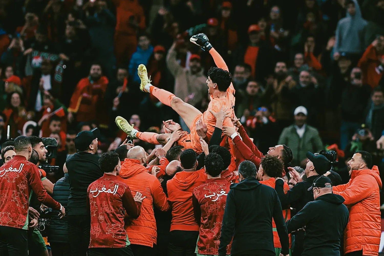 لاعبو المغرب يحتفلون بياسين بونو بعد التأهل للنهائي (كاف)