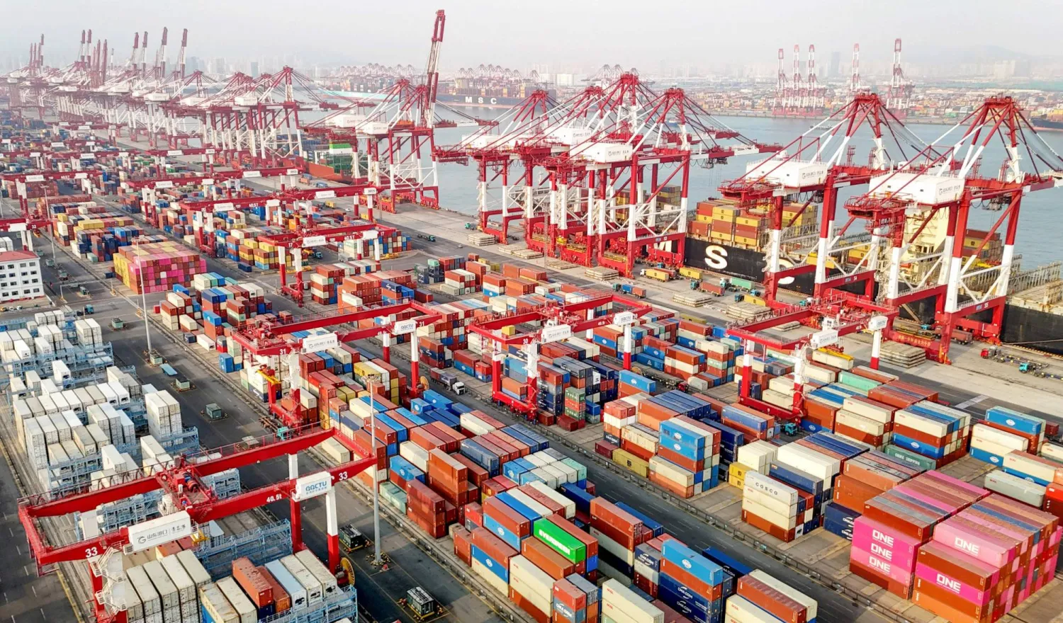 آلاف الحاويات المعدة للتصدير في ميناء قينغداو شرق الصين (أ.ف.ب)