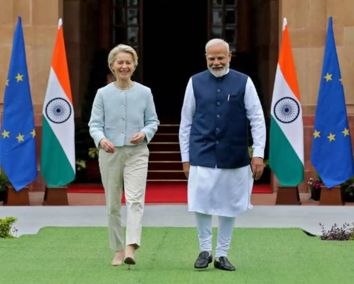 رئيسة المفوضية الأوروبية أورسولا فون دير لاين ورئيس وزراء الهند ناريندرا مودي قبل اجتماعهما في «هايدرباد هاوس» بنيودلهي... 28 فبراير 2025 (رويترز)