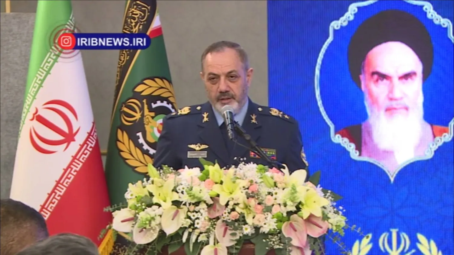 وزير الدفاع الإيراني عزيز نصيرزاده يتحدث في كلمة بُثت على الهواء بالتلفزيون الرسمي (الشرق الأوسط)